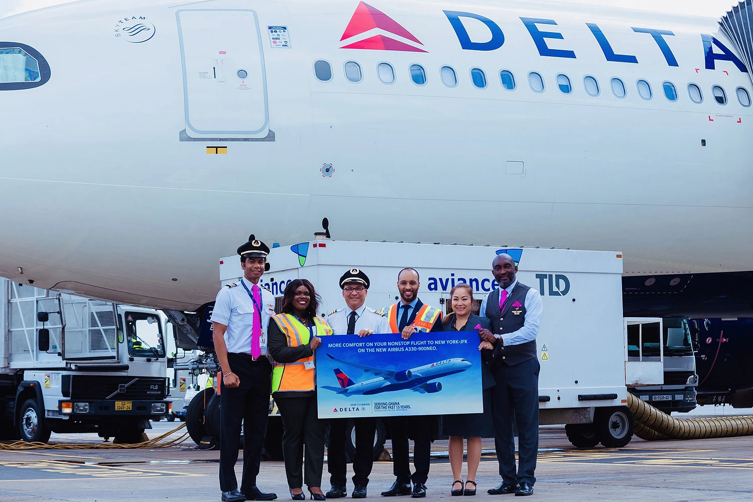 O primeiro A330-900 após pousar em Ezeiza. O cartaz, no entanto, mostra um A350 (Delta)