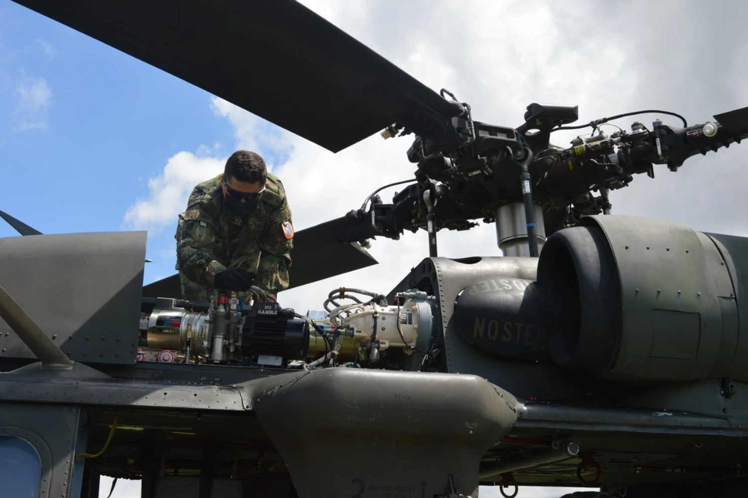 Black Hawk do Exército Nacional da Colômbia em manutenção (divulgação)