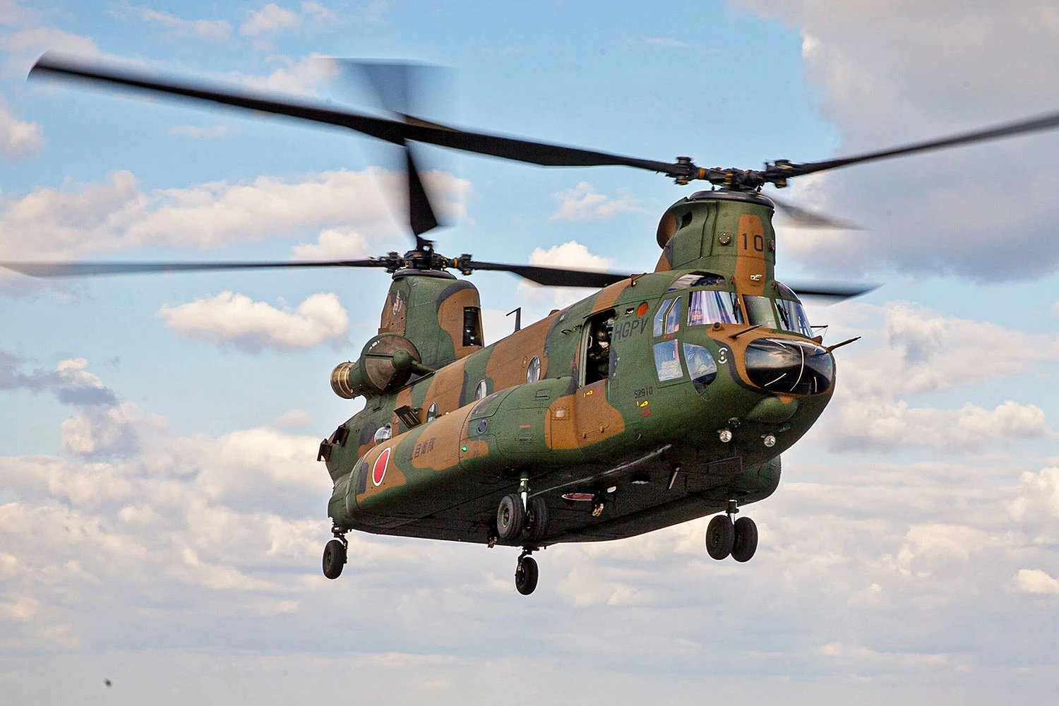 Japão encomenda 17 novos helicópteros Boeing CH-47JA