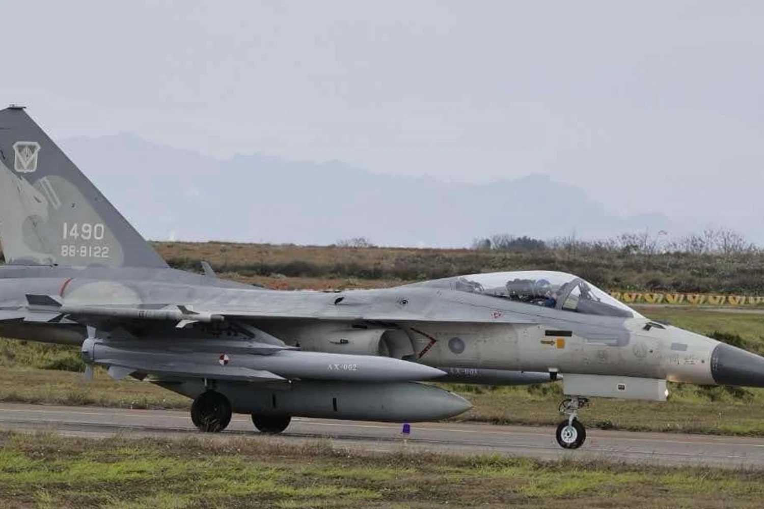Força Aérea de Taiwan faz integração de míssil antinavio em caça F-CK-1