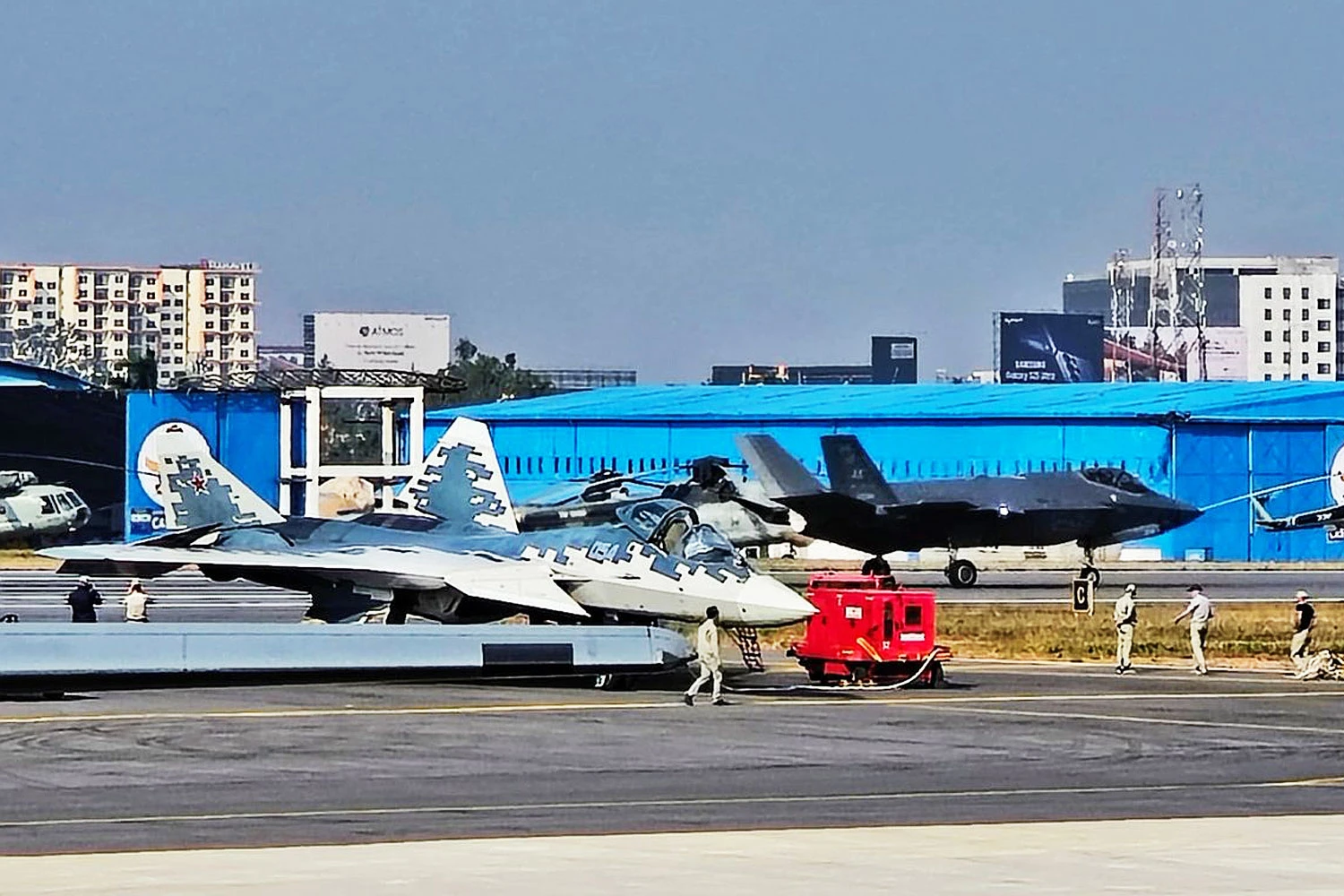 Encontro dos ca&ccedil;as invis&iacute;veis aos radares ocorre na Aero India 2025 (ReviewVayu via X)