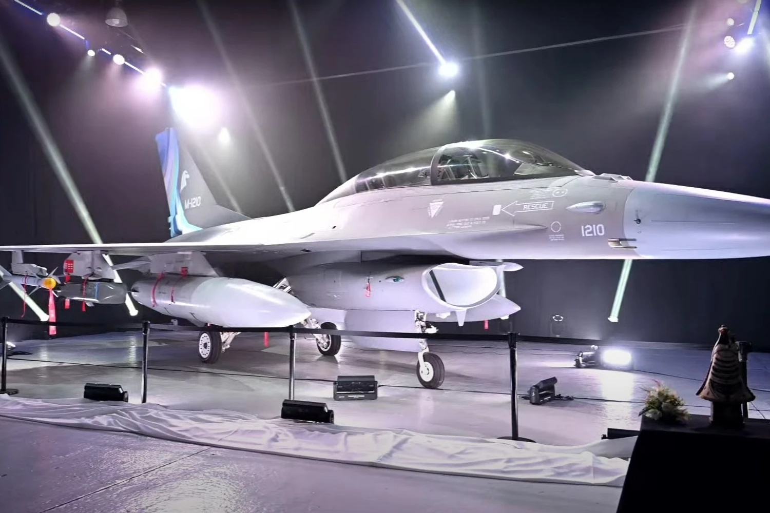 Força Aérea Argentina apresenta primeiro caça Lockheed Martin F-16BM