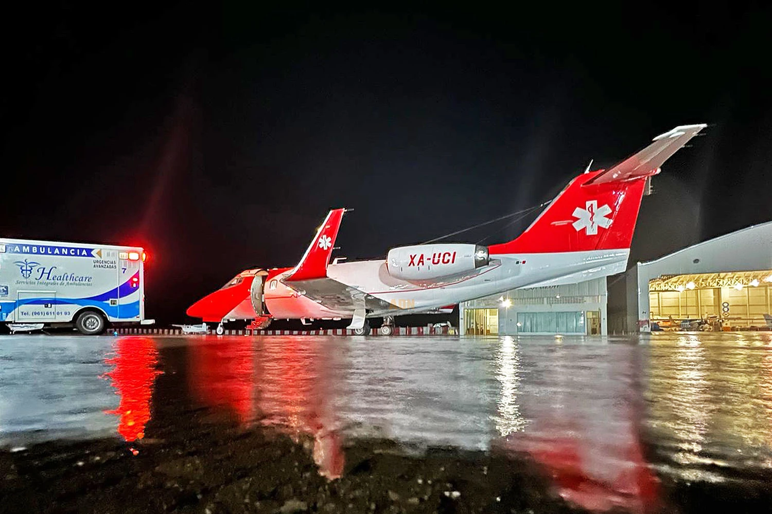 Learjet 55 'ambulância' cai após decolar na Filadélfia, nos EUA