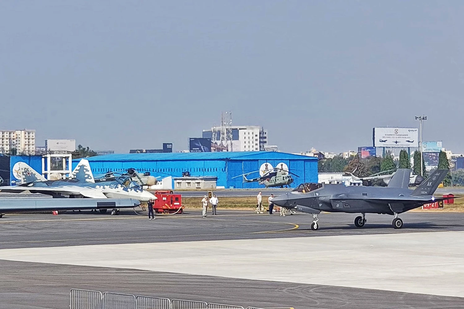 O russo Su-57 e o americano F-35 lado a lado pela primeira vez no Aero India 2025 (ReviewVayu via X)
