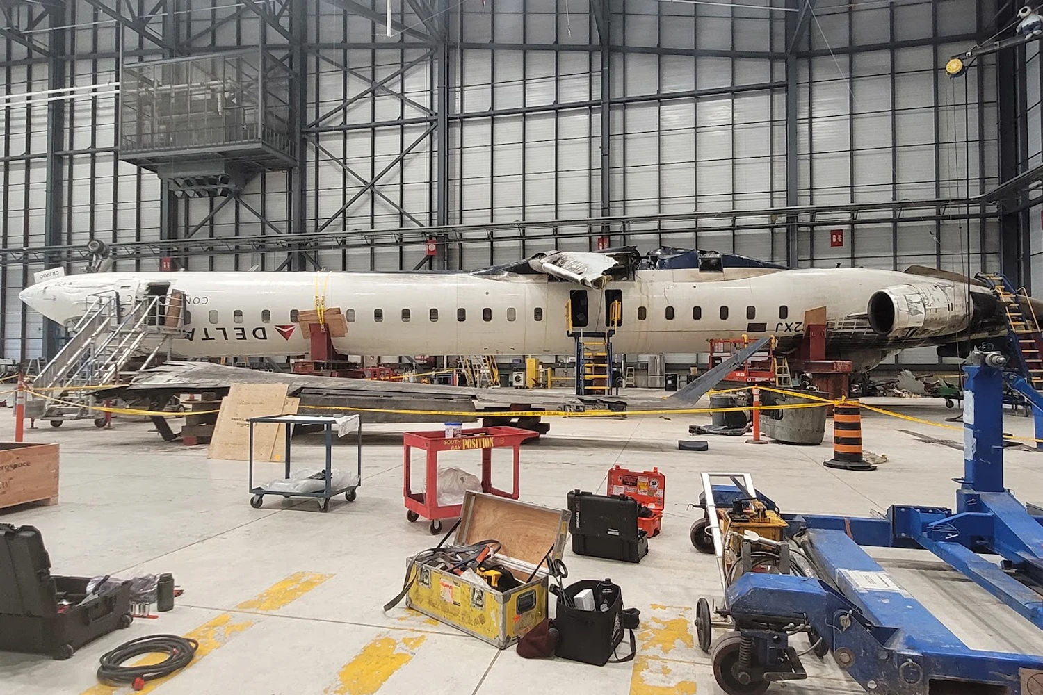 A aeronave foi analisada em um hangar em Toronto (TSB)