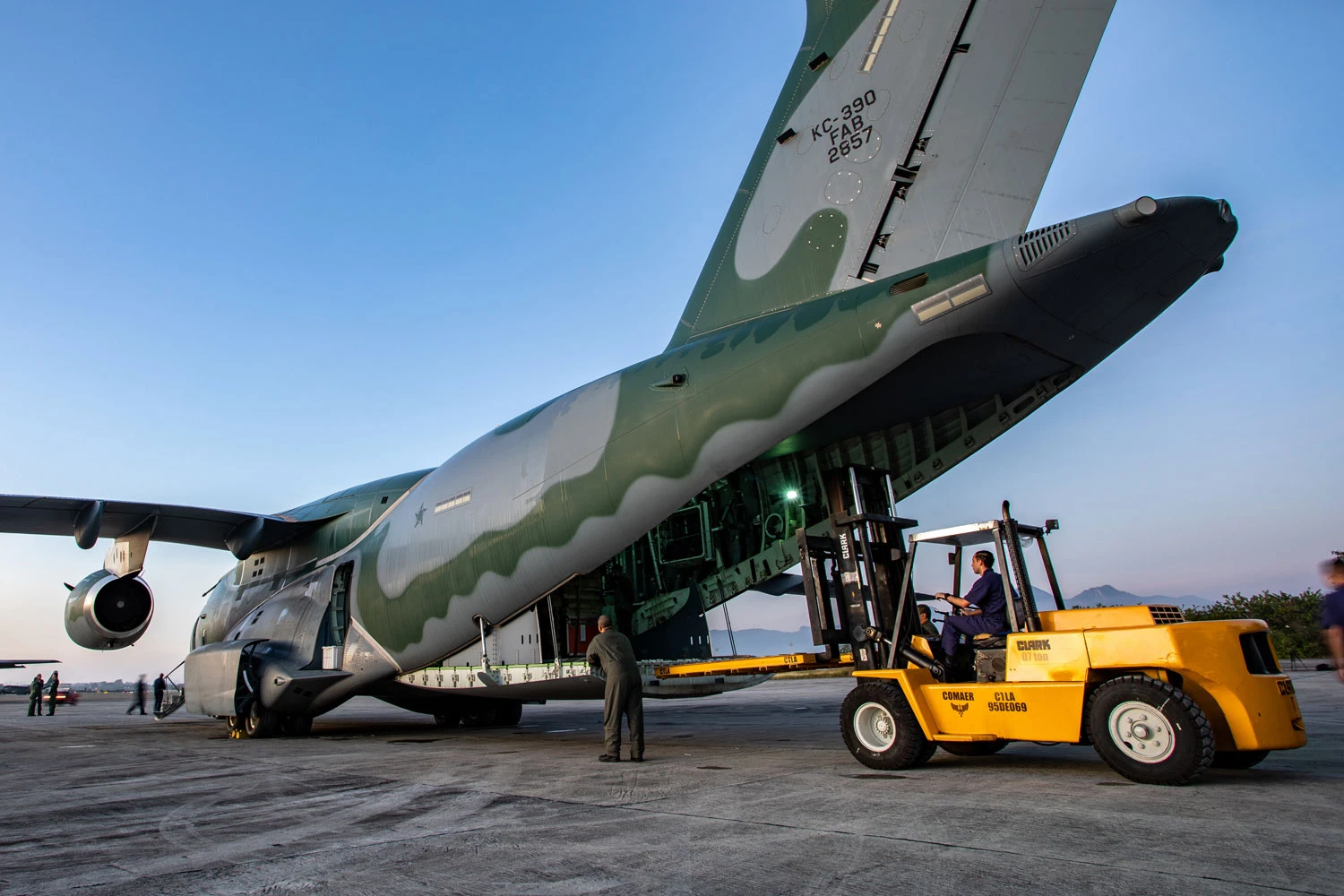A porta de carga do KC-390 (FAB)