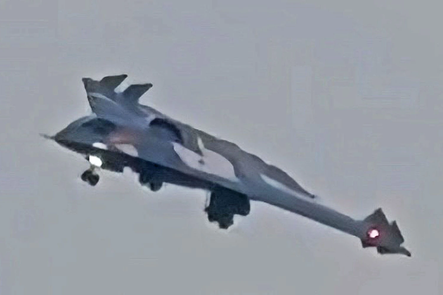 China pode implantar caça furtivo J-36 em porta-aviões
