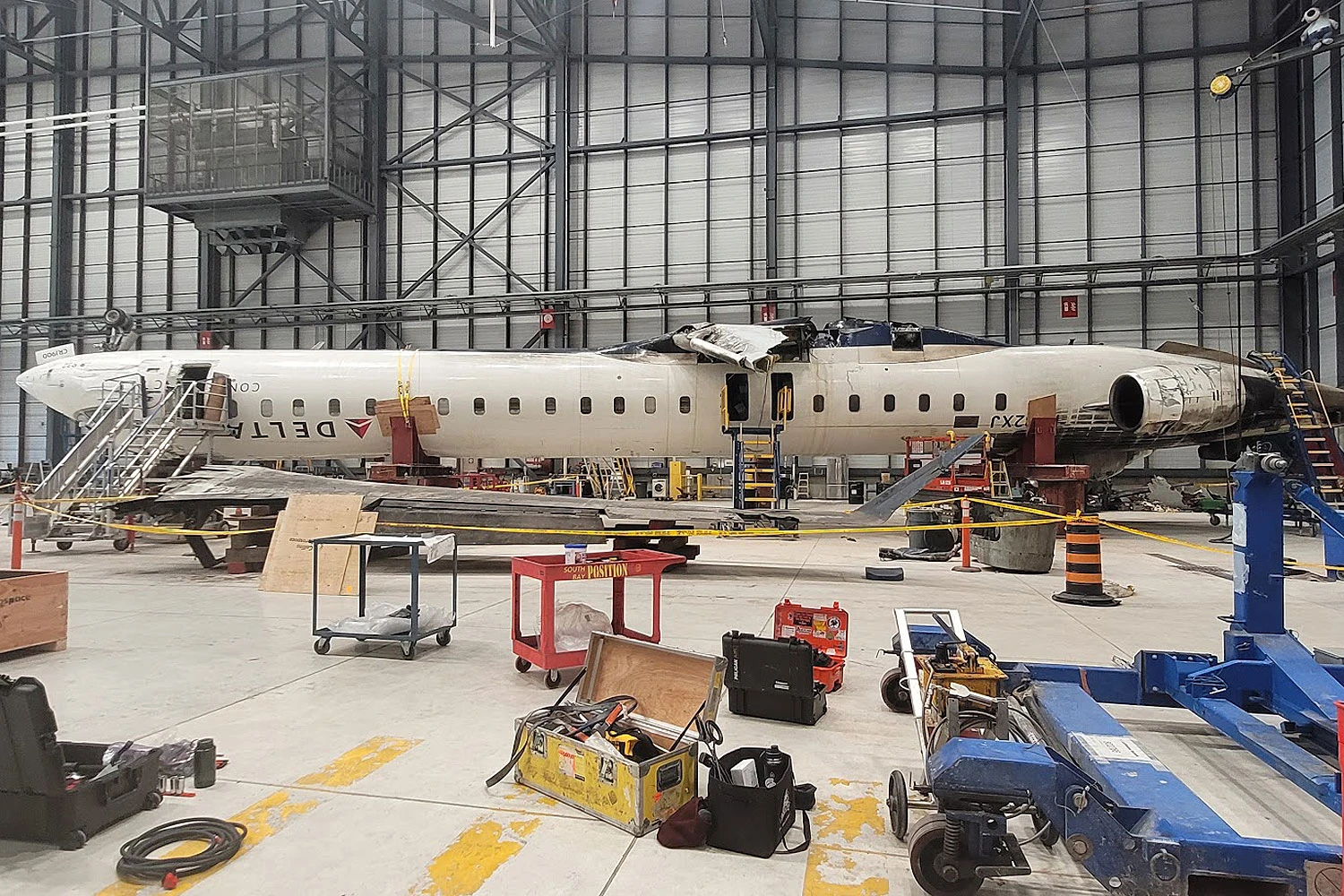 CRJ-900 jet was analyzed in a hangar in Canada (TSB)