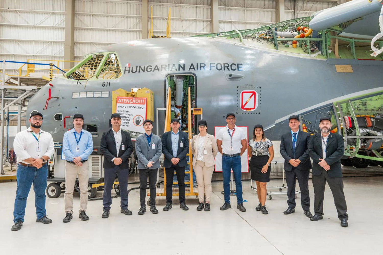Equipes da Embraer em frente ao segundo KC-390 húngaro (Embraer)