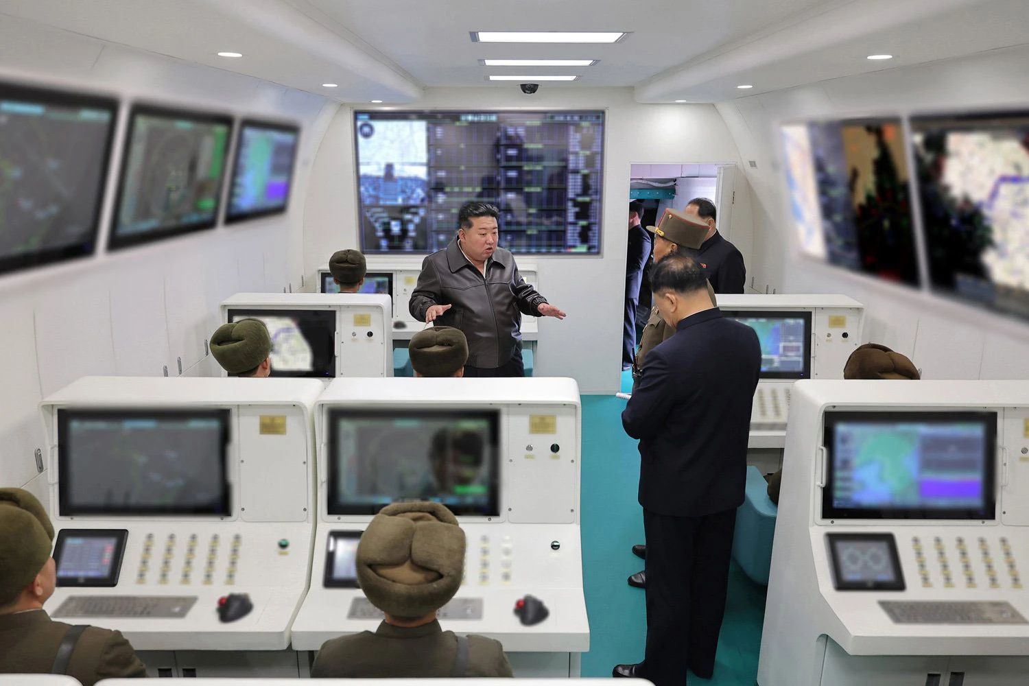 Kim Kong Un visita o interior do avião de alerta aéreo antecipado (Divulgação)