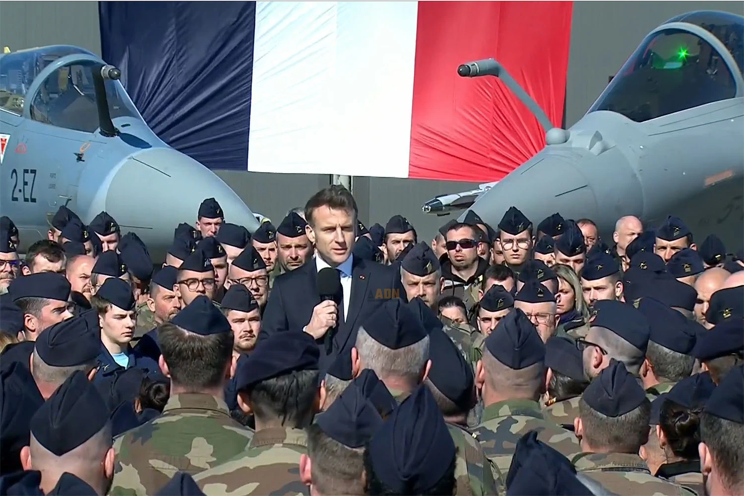 Macron em meio aos militares: mais 40 ca&ccedil;as Rafale (Reprodu&ccedil;&atilde;o)