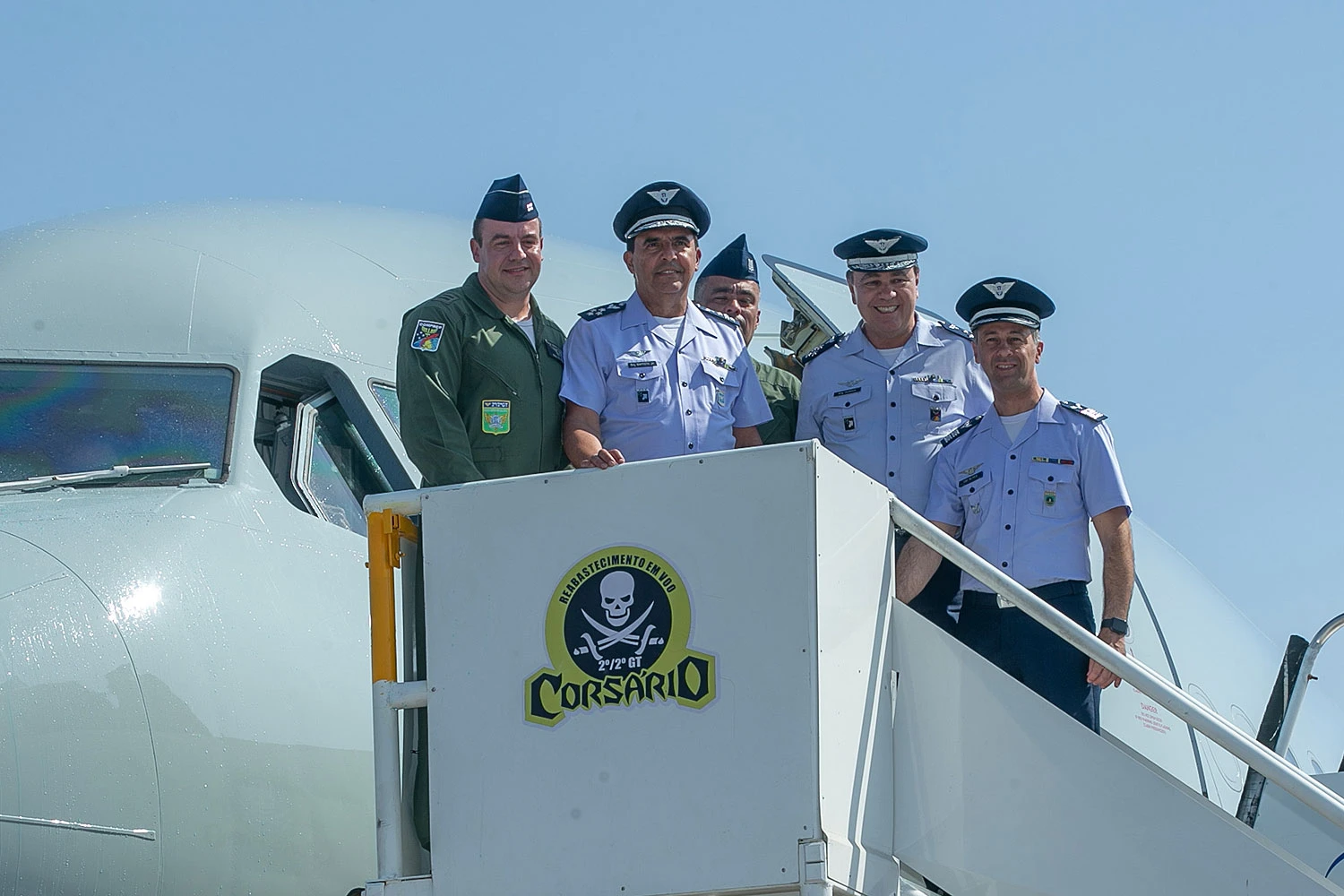 O ex-comandante da Aeronáutica, Brigadeiro Baptista Junior (segundo da esquerda para a direita), durante a chegada do primeiro Airbus KC-30 (FAB)