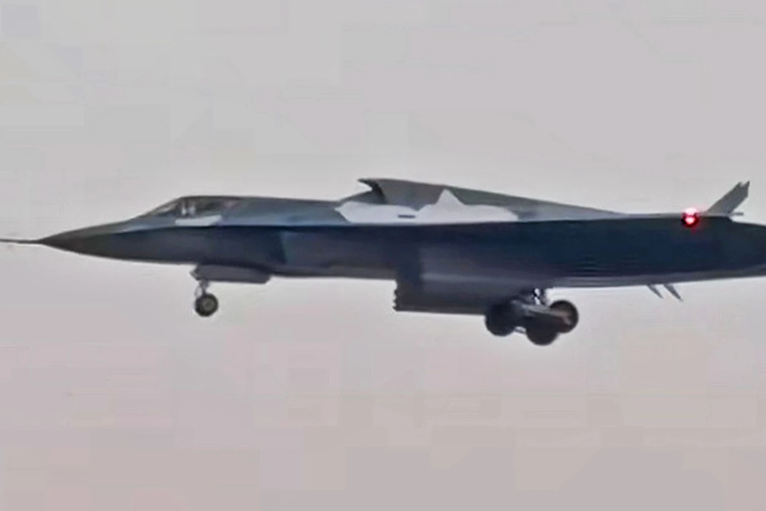 Caça Chengdu 'J-36' é flagrado em vídeo durante pouso