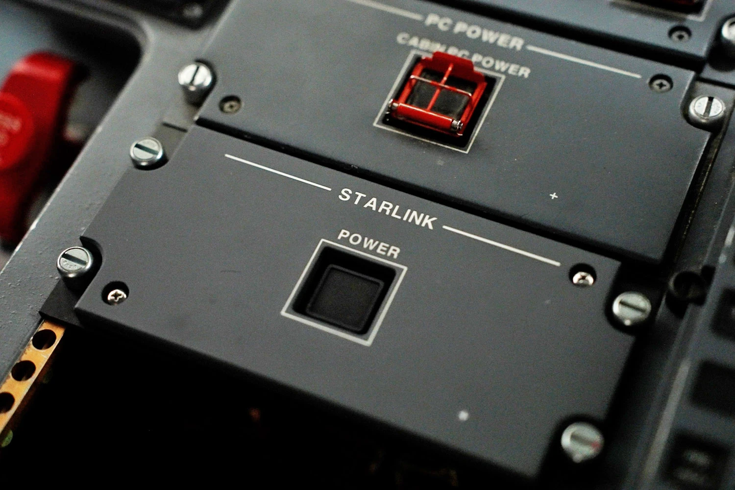 Painel de acionamento do Starlink no cockpit (United Airlines)