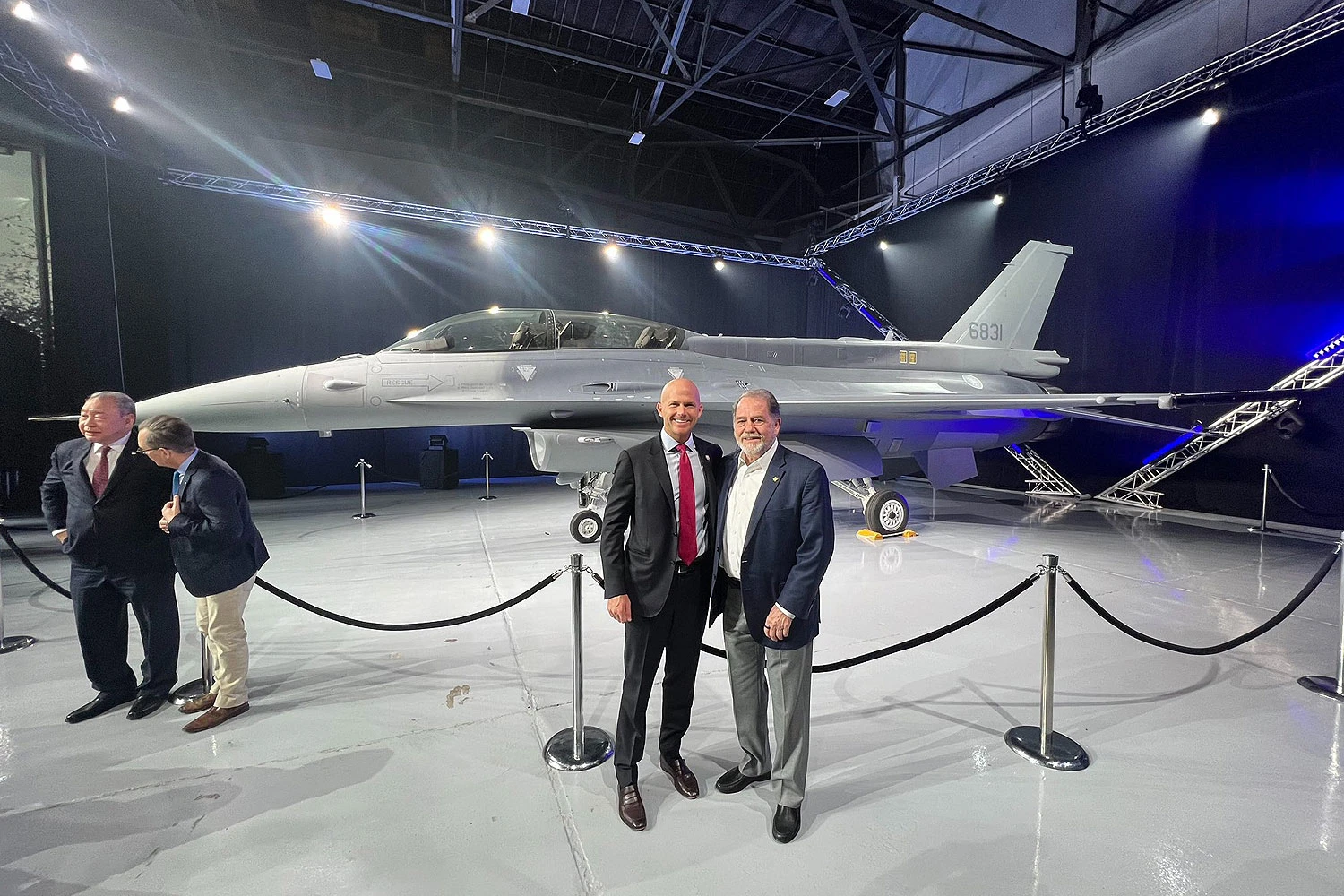 Sob ameaça da China, Taiwan recebe primeiro caça F-16 Bloco 70