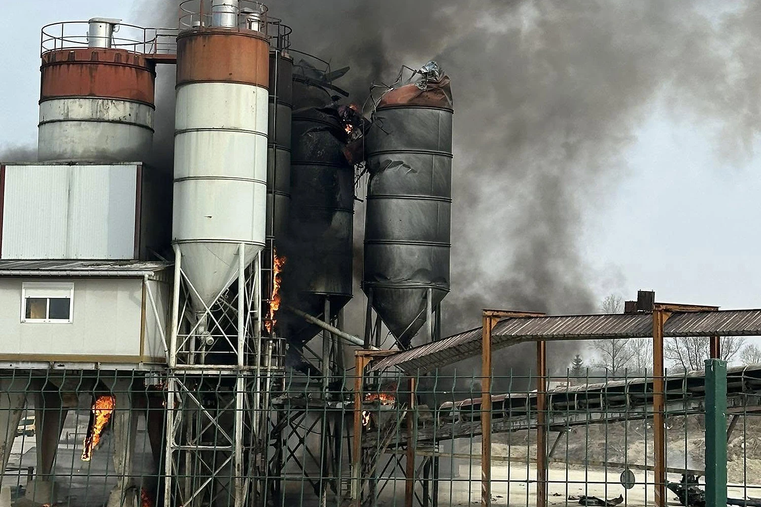 Silo onde um dos Alpha Jets caiu (Reprodução)