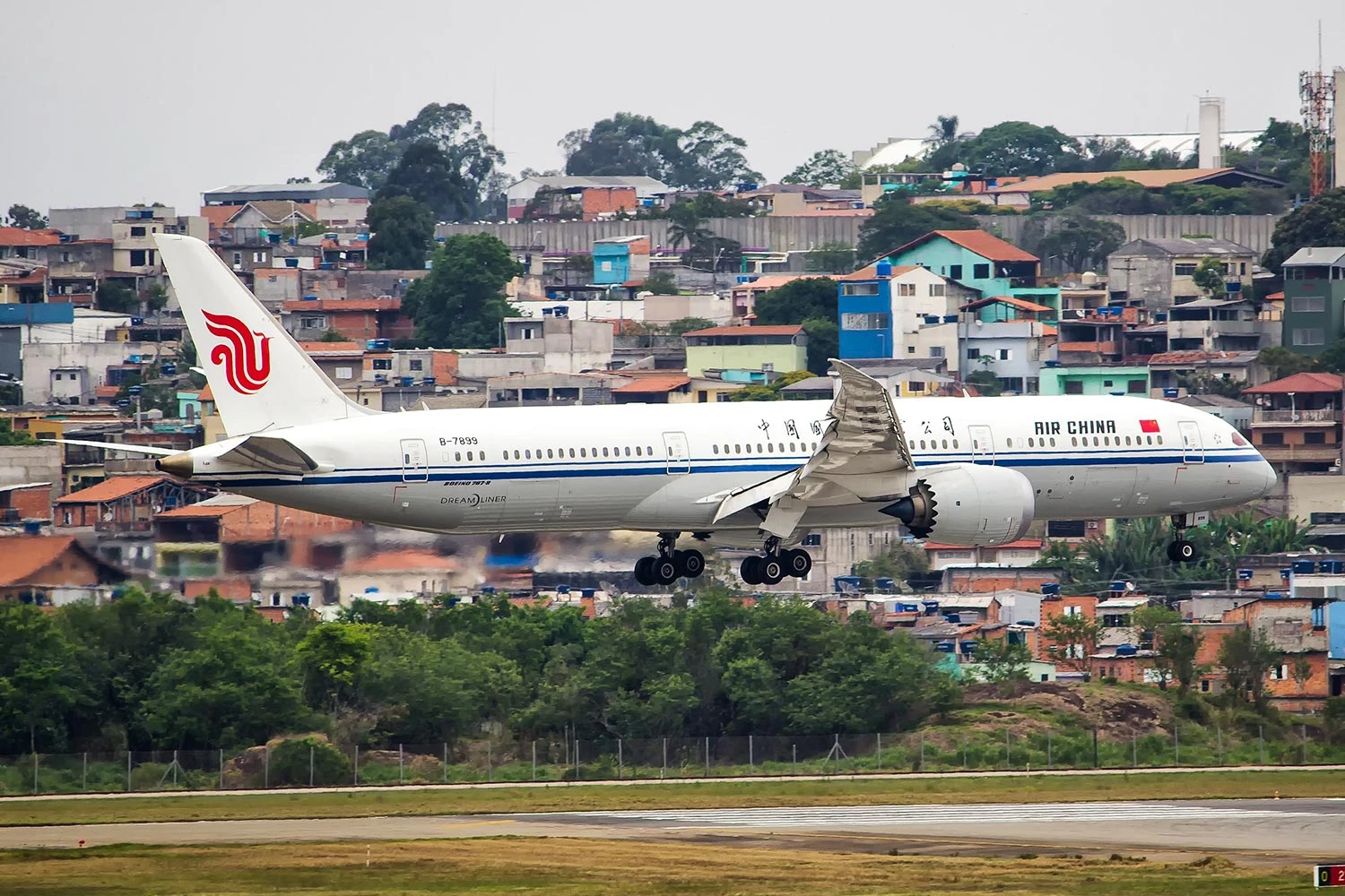 Visto pousando em São Paulo-Guarulhos, a Air China é a única operadora a ligar o Brasil com a China (Rafael Luís Canosa).