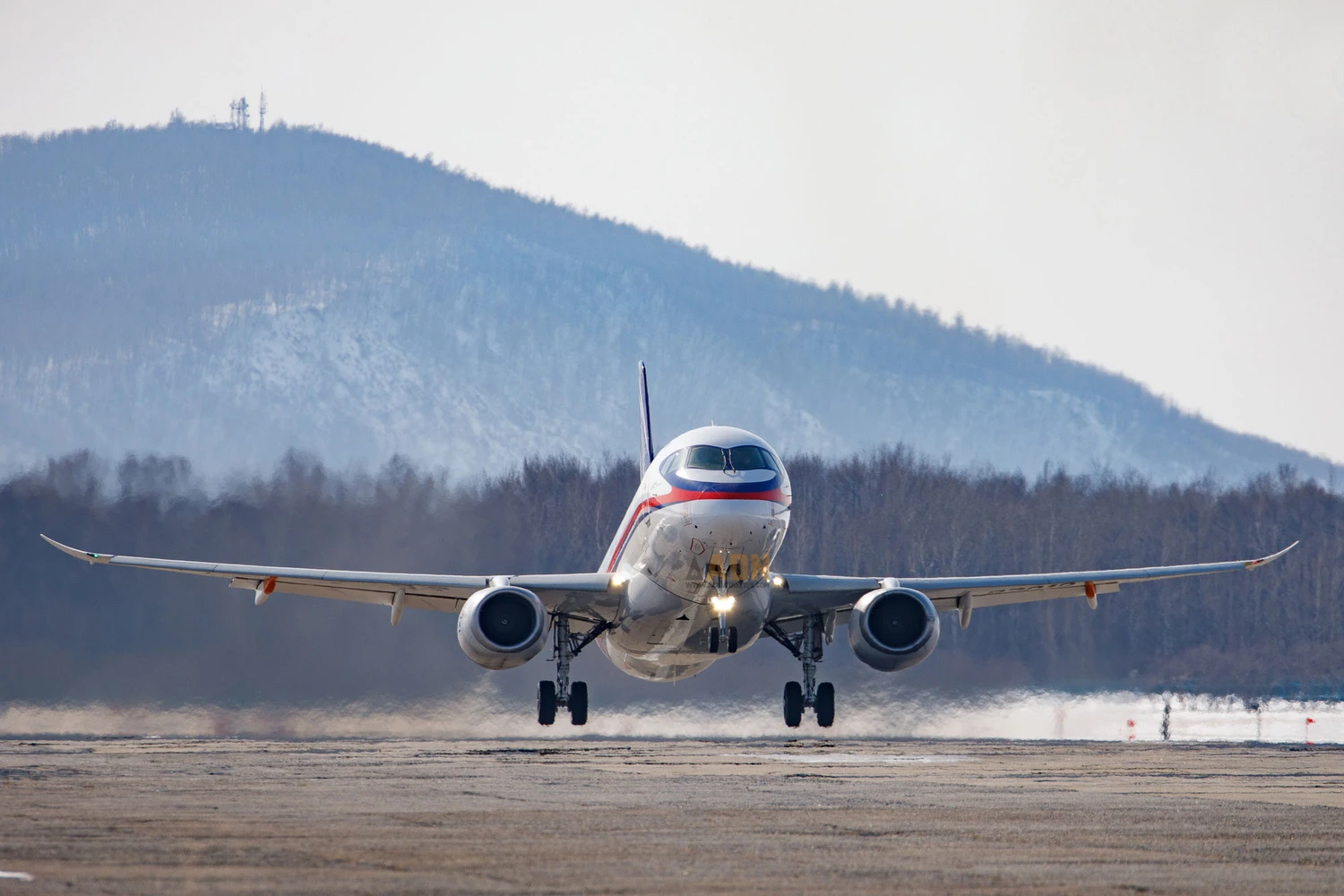 Jato que foi rival da Embraer voa com motores russos