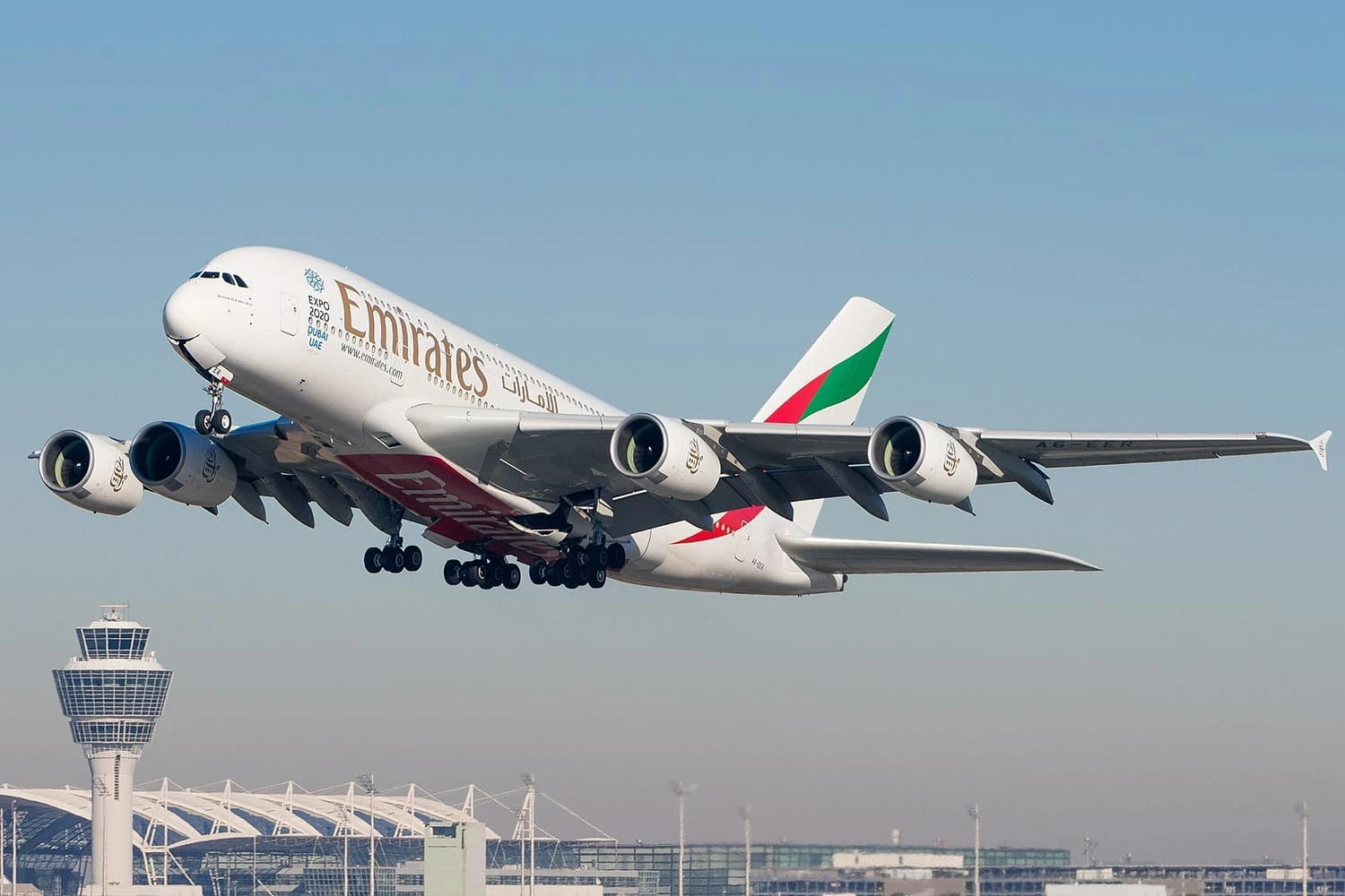 Emirates proibirá uso de carregadores portáteis em voos a partir desta quarta-feira