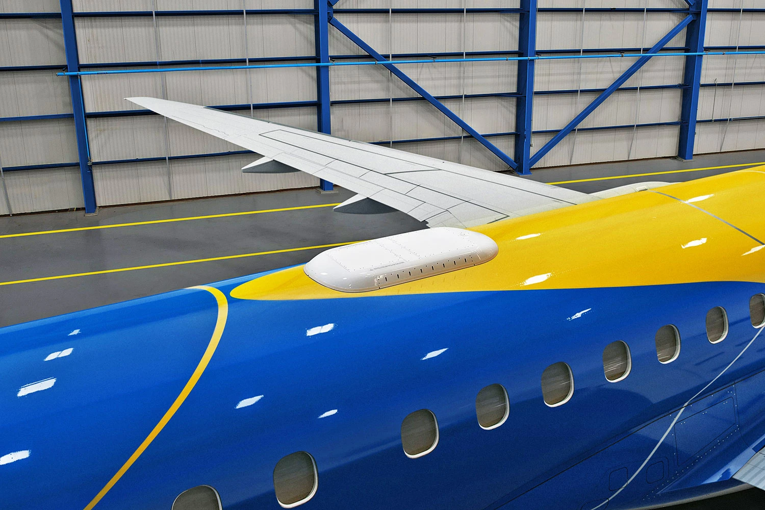 Antena de baixo perfil é instalada no topo da fuselagem (Embraer)