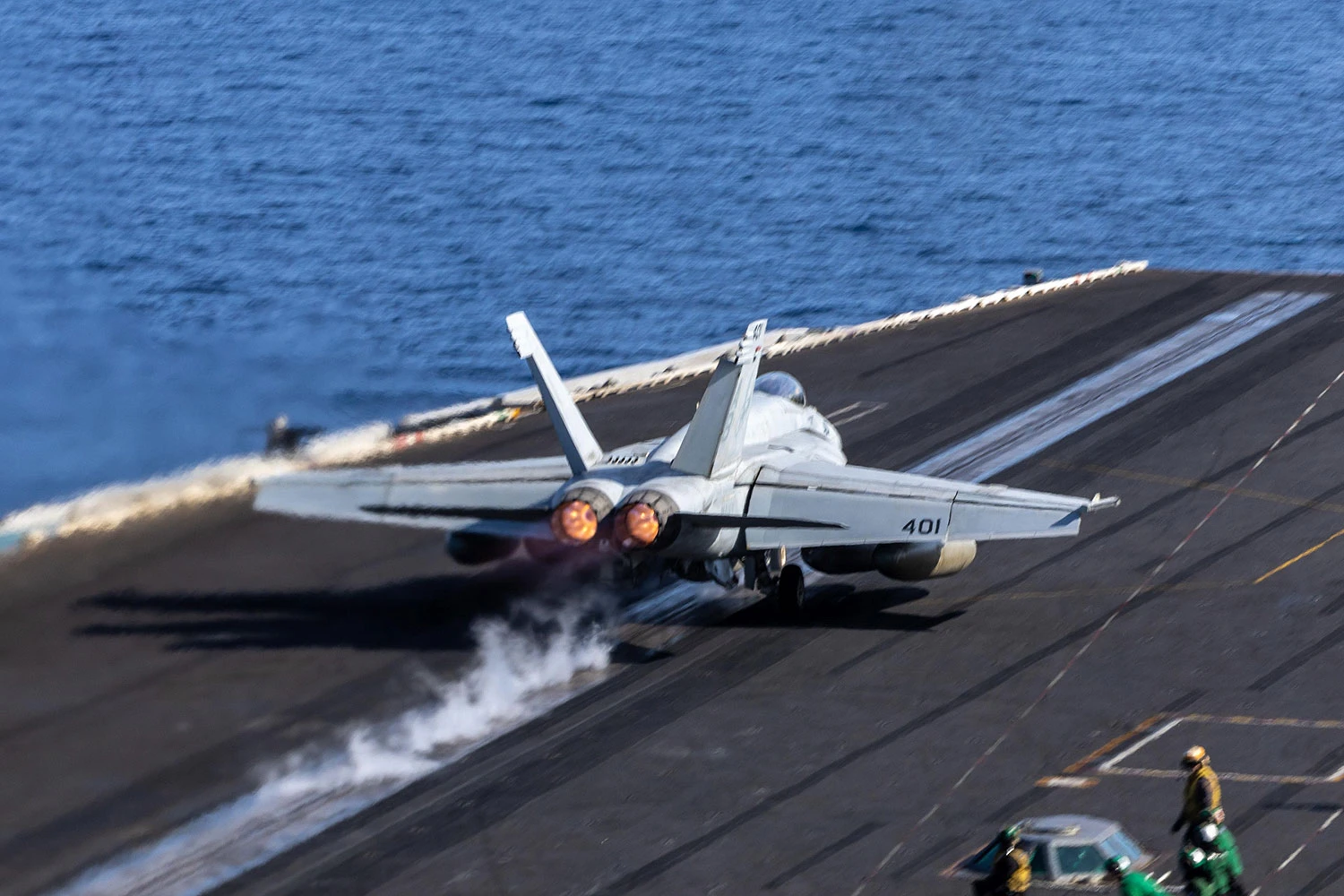 Caça F/A-18E cai do convés do porta-aviões USS Harry S. Truman