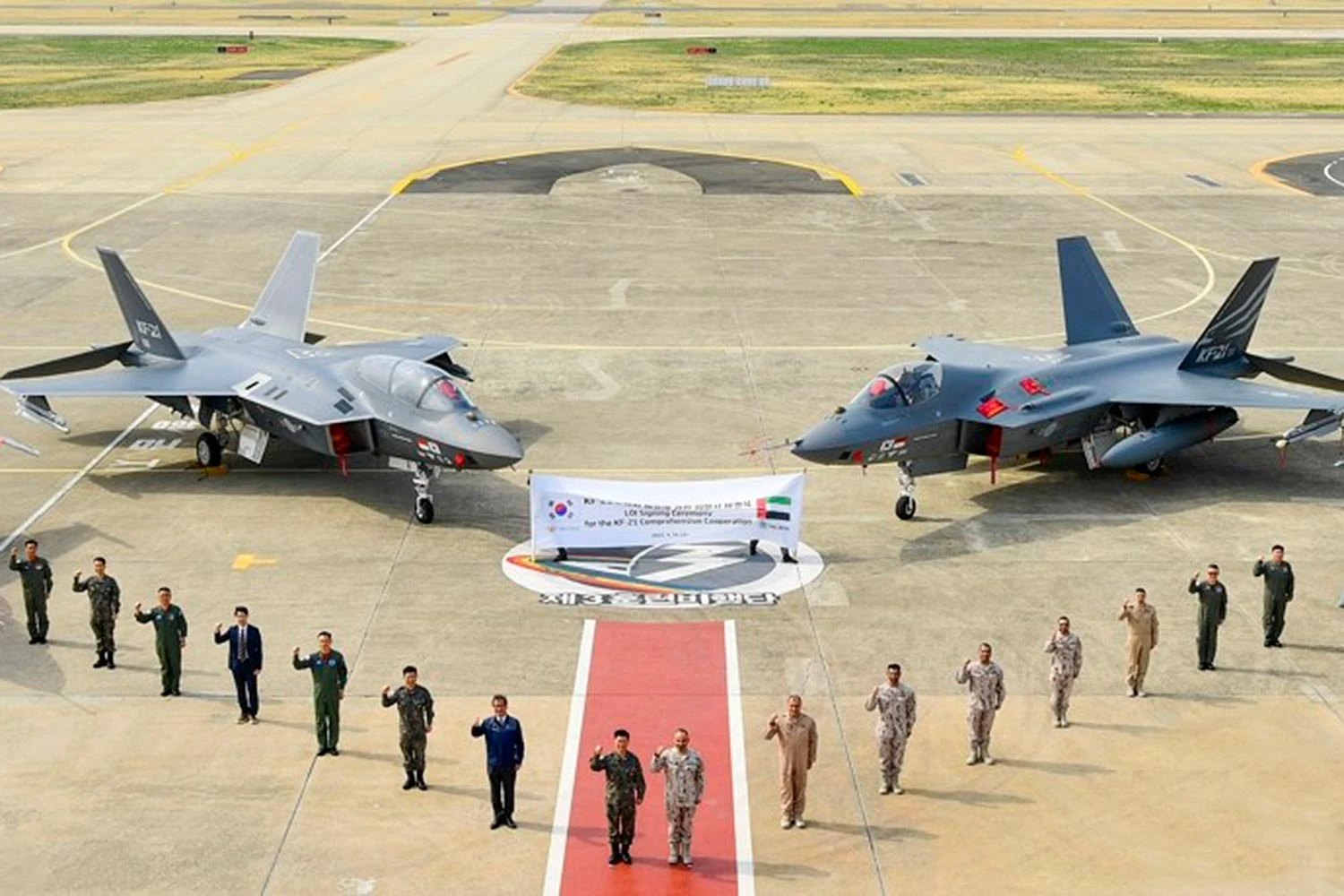 Ca&ccedil;as KF-21 e militares da Coreia e Emirados (ROKAF)