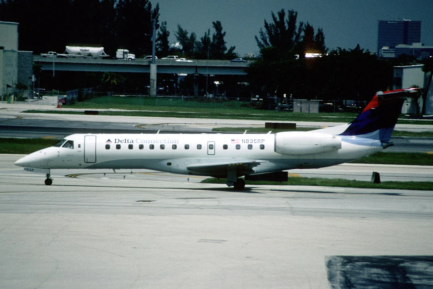 DL_ERJ135
