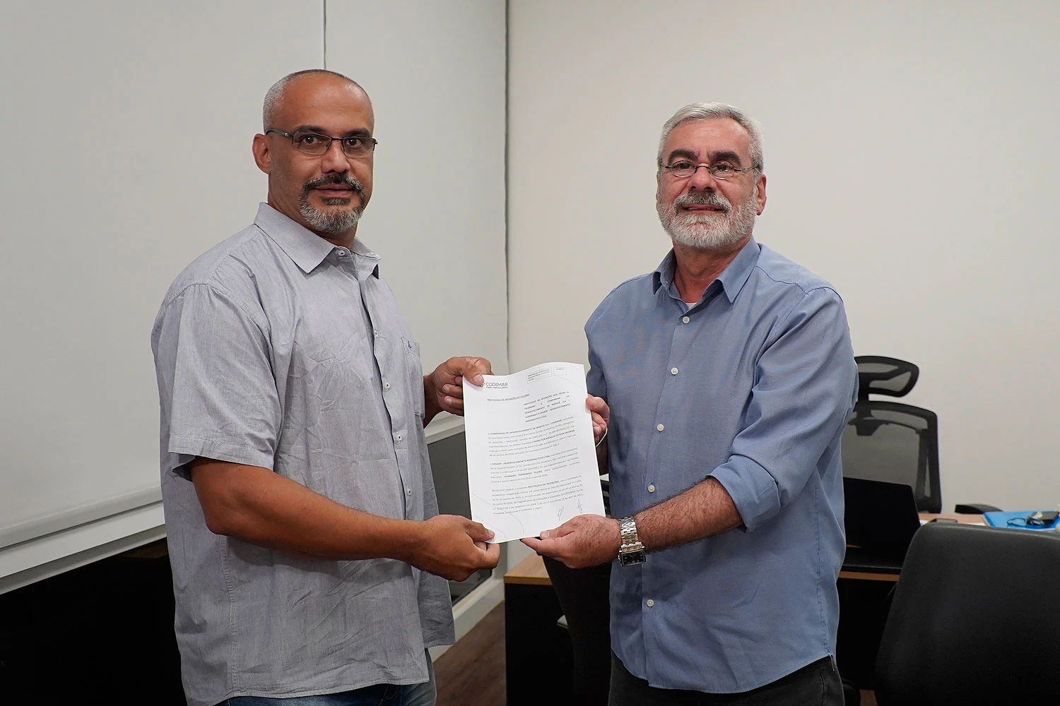 Evandro Fileno, CEO da DESAER, assina acordo com a Codemar (Paulo Ávila)