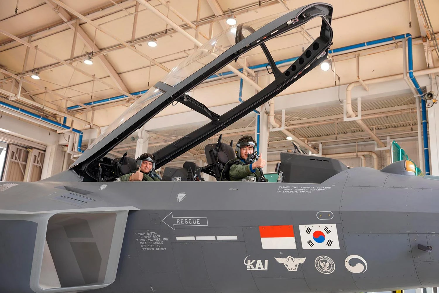 Major General Rashed Mohammed A. Al Shamsi a bordo do KF-21 (ROKAF)
