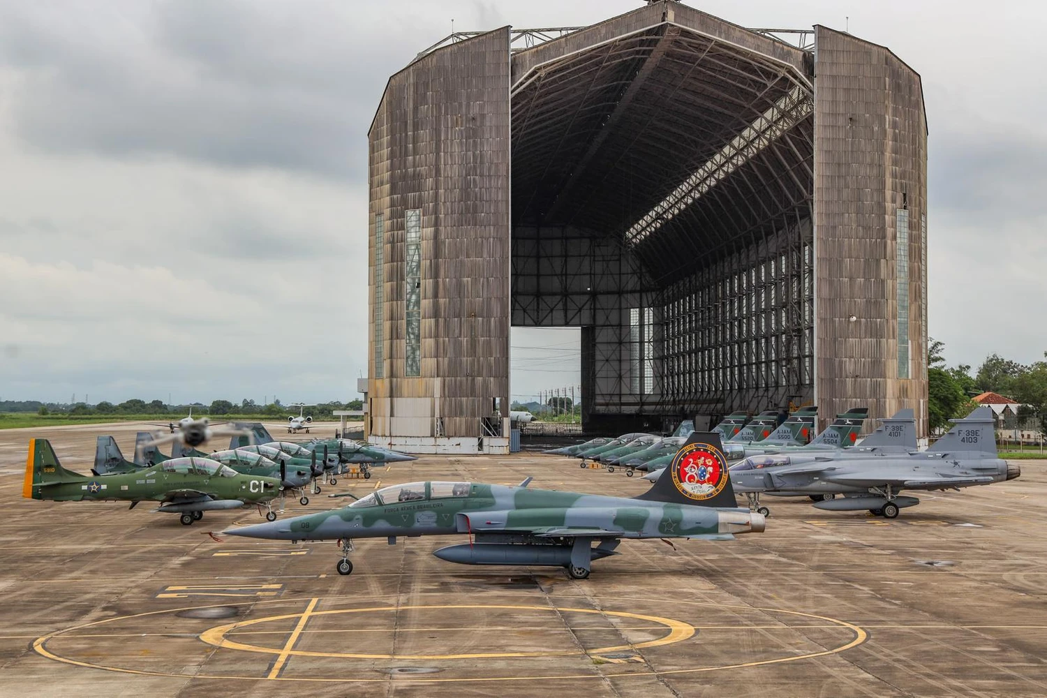 Northrop F-5 e outras aeronaves de caça diante do hangar do Zeppelin na BASC (Reprodução)
