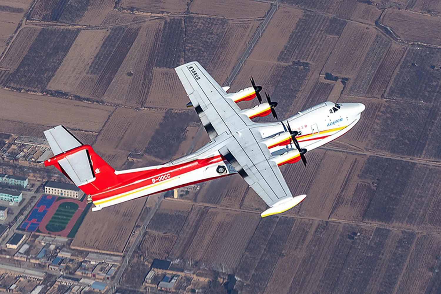 O AG600 pode voar mesmo a 220 km/h (AVIC)