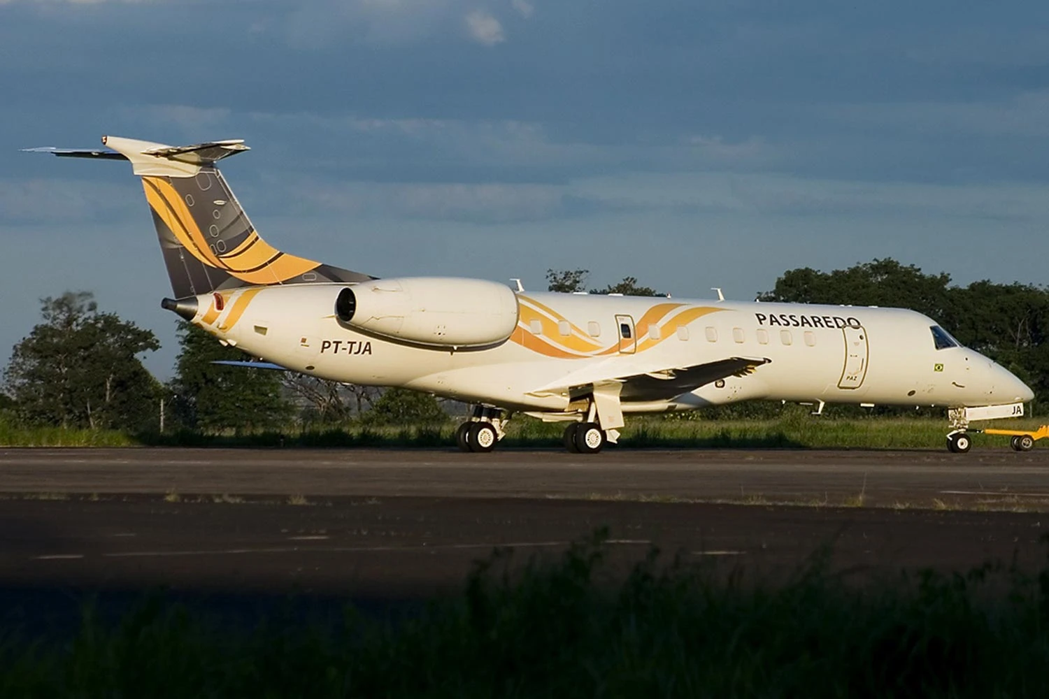 Conheça a história do PT-TJA, o único ERJ-135 a operar no Brasil