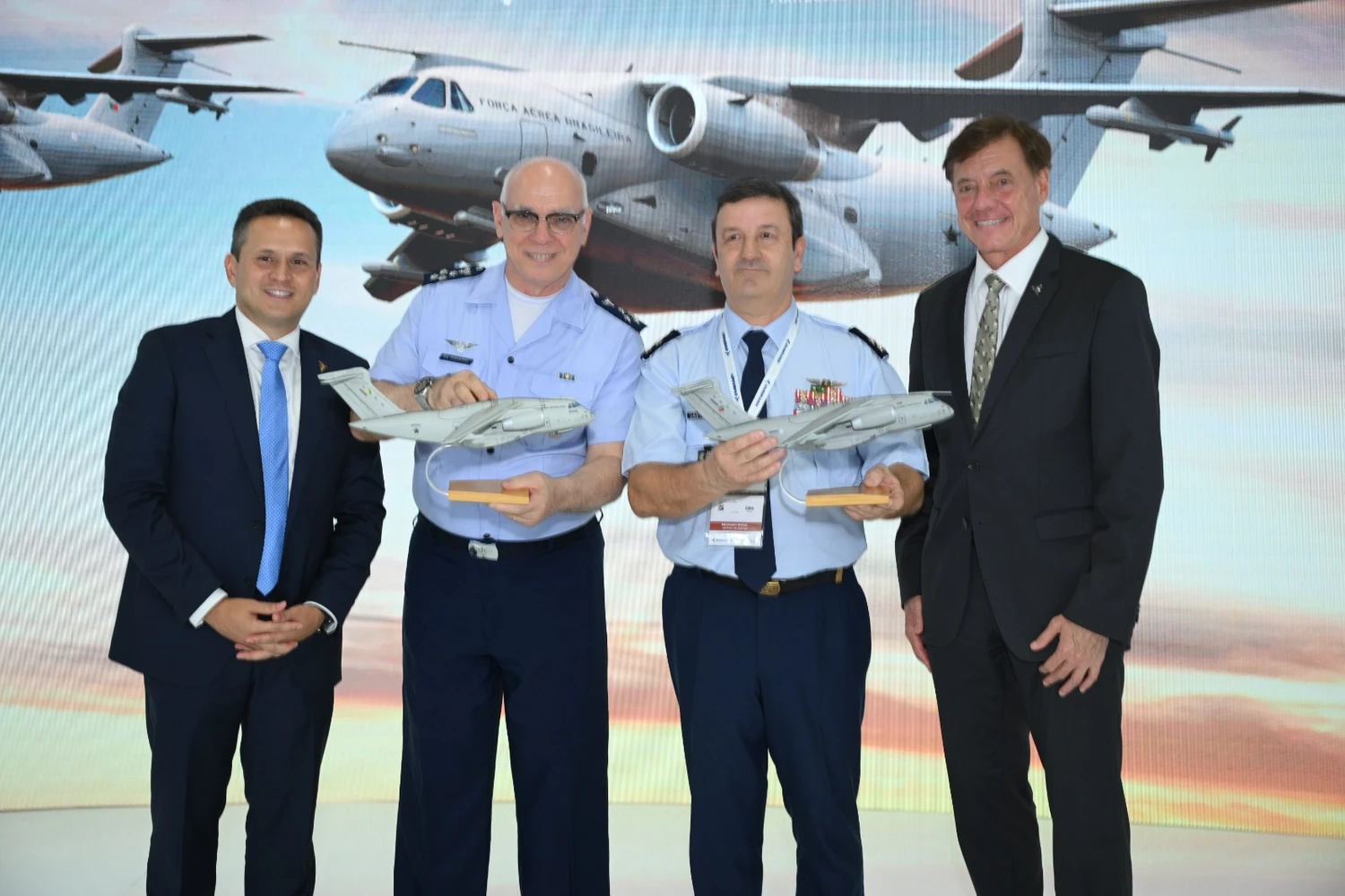 Comandantes da FAB e FAP com executivos da Embraer (Divulgação)