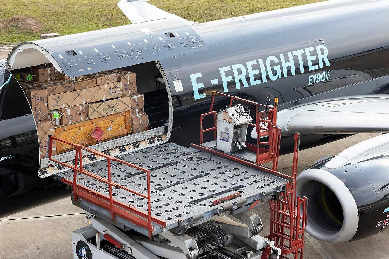 Aeronave pode levar mais de 13 toneladas de carga (Embraer)