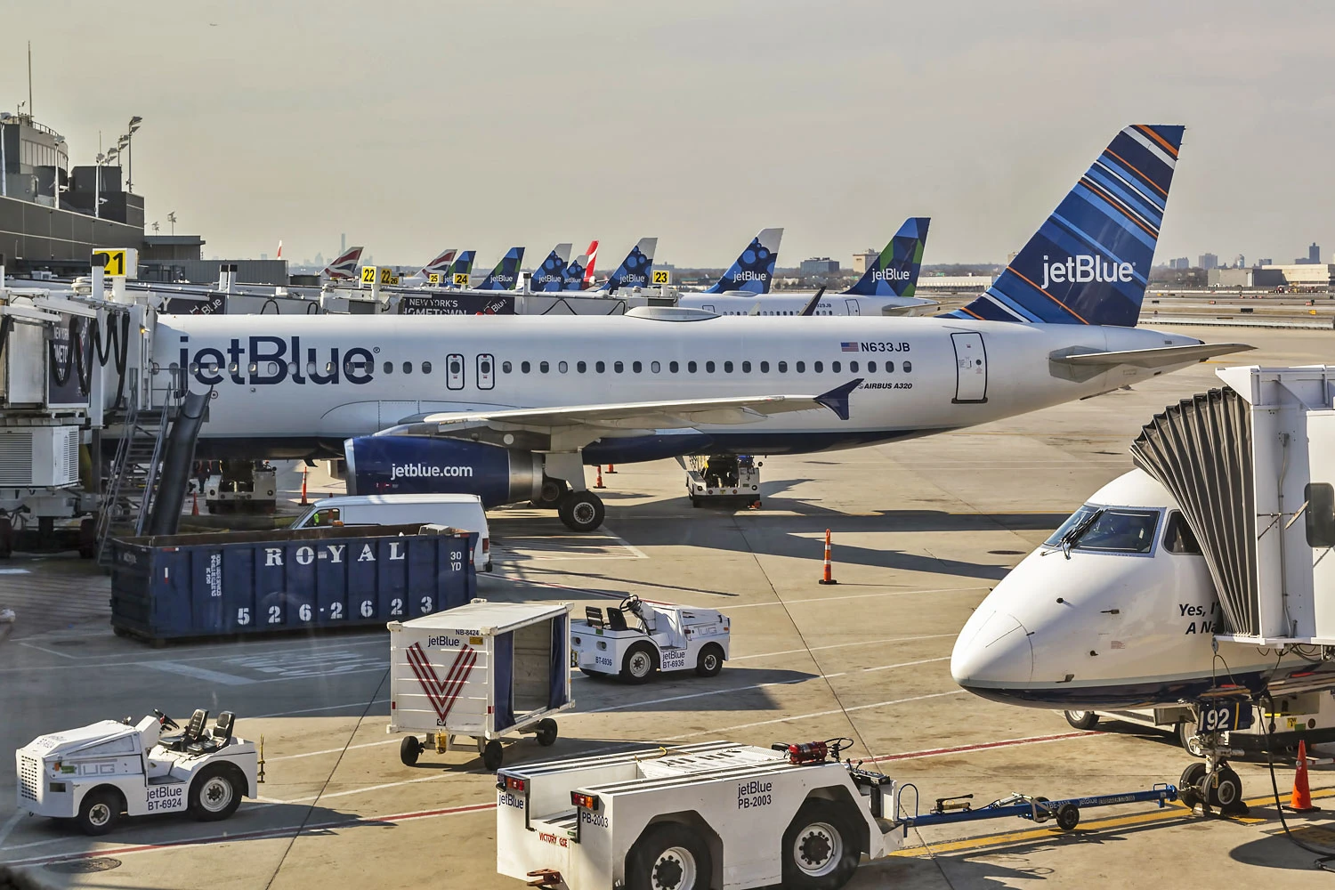 Aviões da JetBlue no Aeroporto JFK, em Nova York (Acroterion)