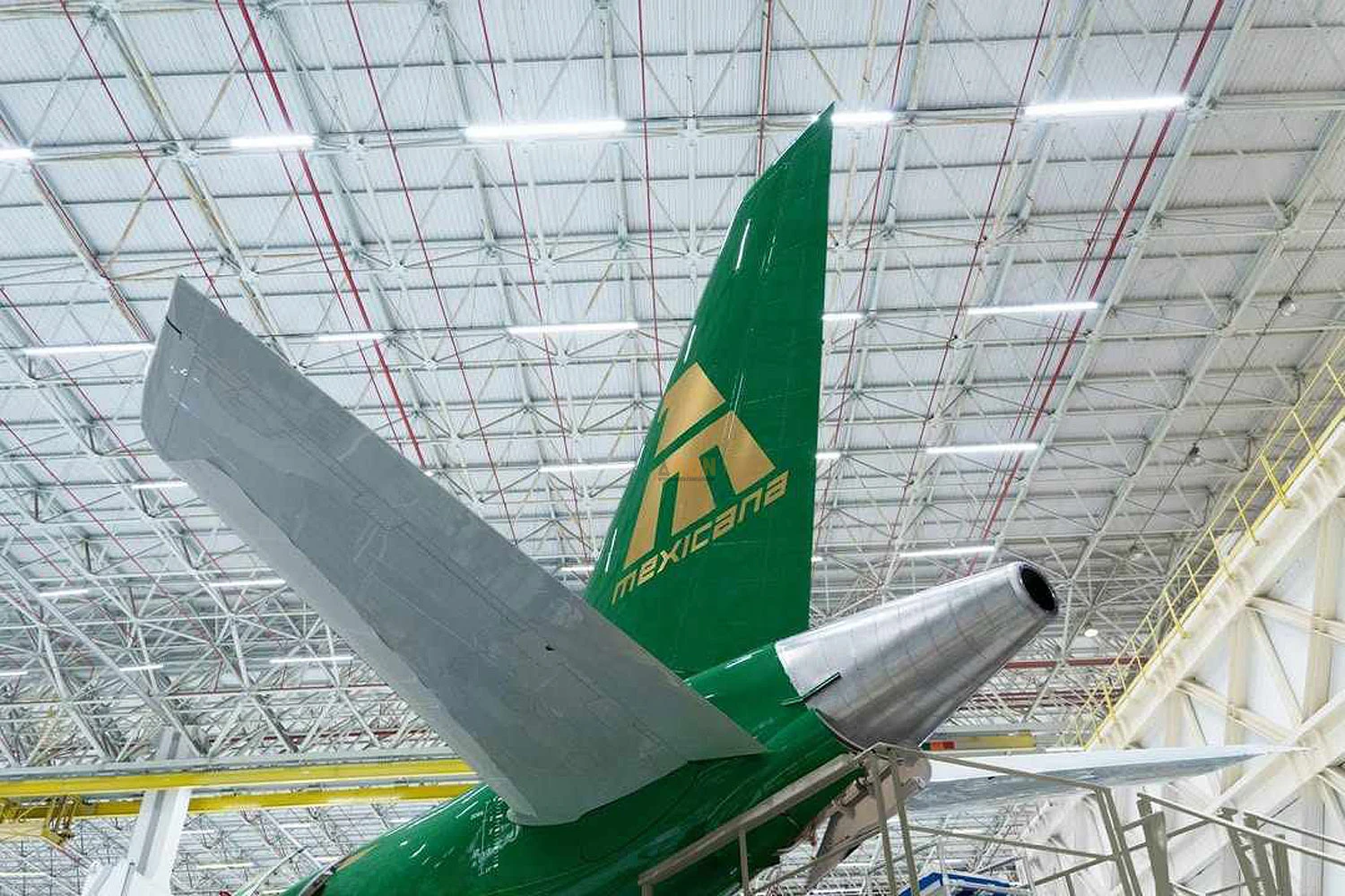 Embraer mostra cauda do primeiro E195-E2 da Mexicana de Aviación