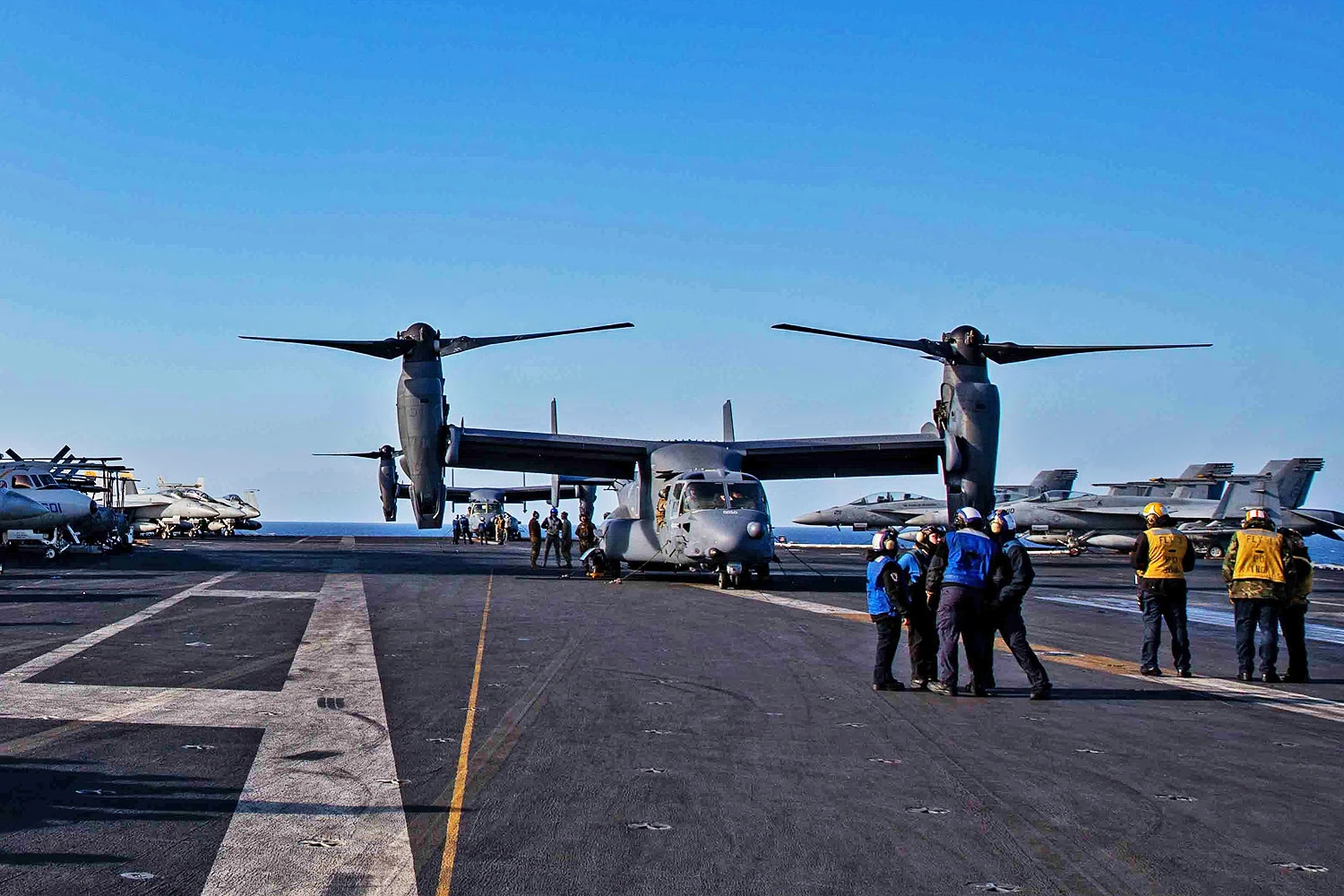O CV-22 a bordo de um porta-aviões da Marinha (Bell)
