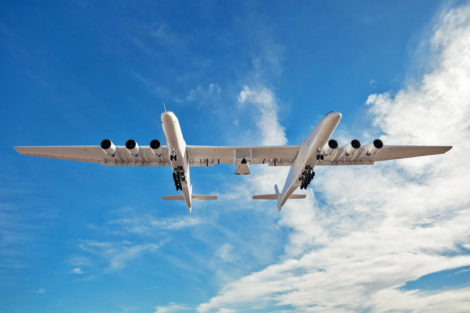O enorme Roc, avião com seis motores, levando o Talon na asa central (Stratolaunch)
