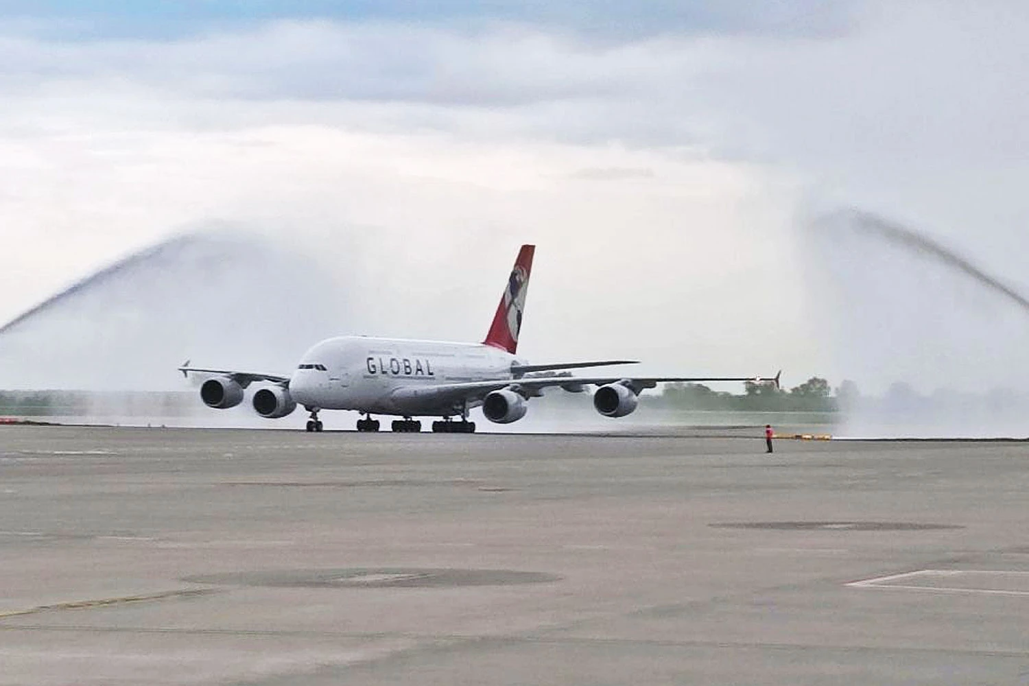 O jato 9h-GLOBL pousa em Berlim (Aeroporto de Berlim)