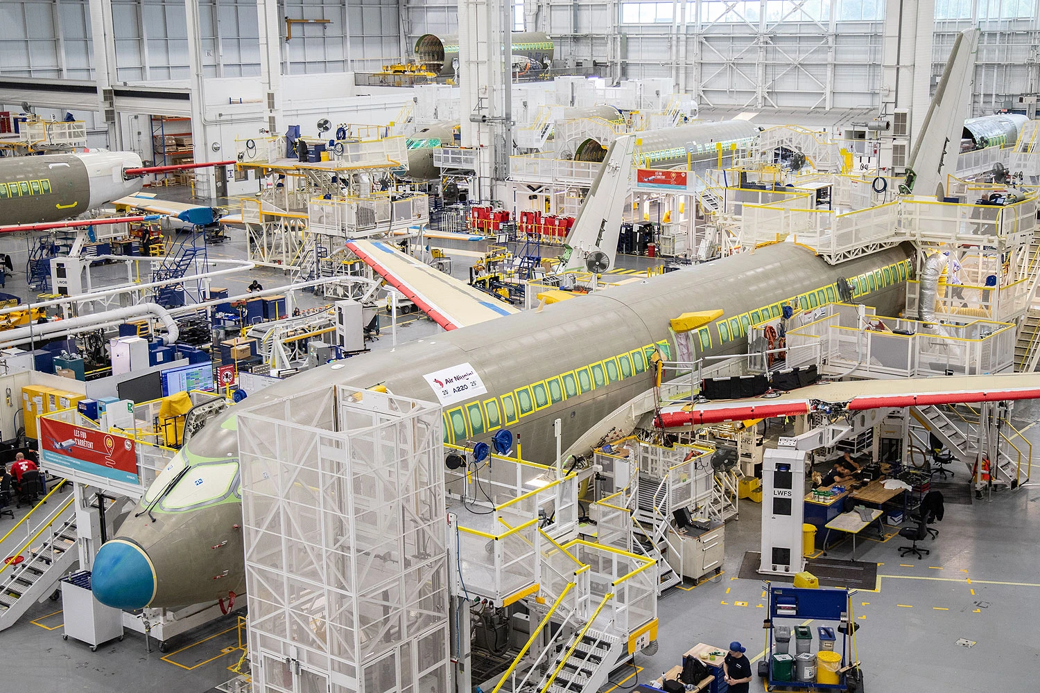 A220-100 na montagem final no Canad&aacute; (Airbus)