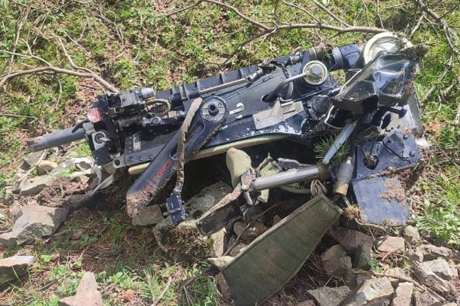 Partes do que seria o assento ejetável da Zvezda, usado pelos caças Mig-29 e Su-30 indianos (reprodução)