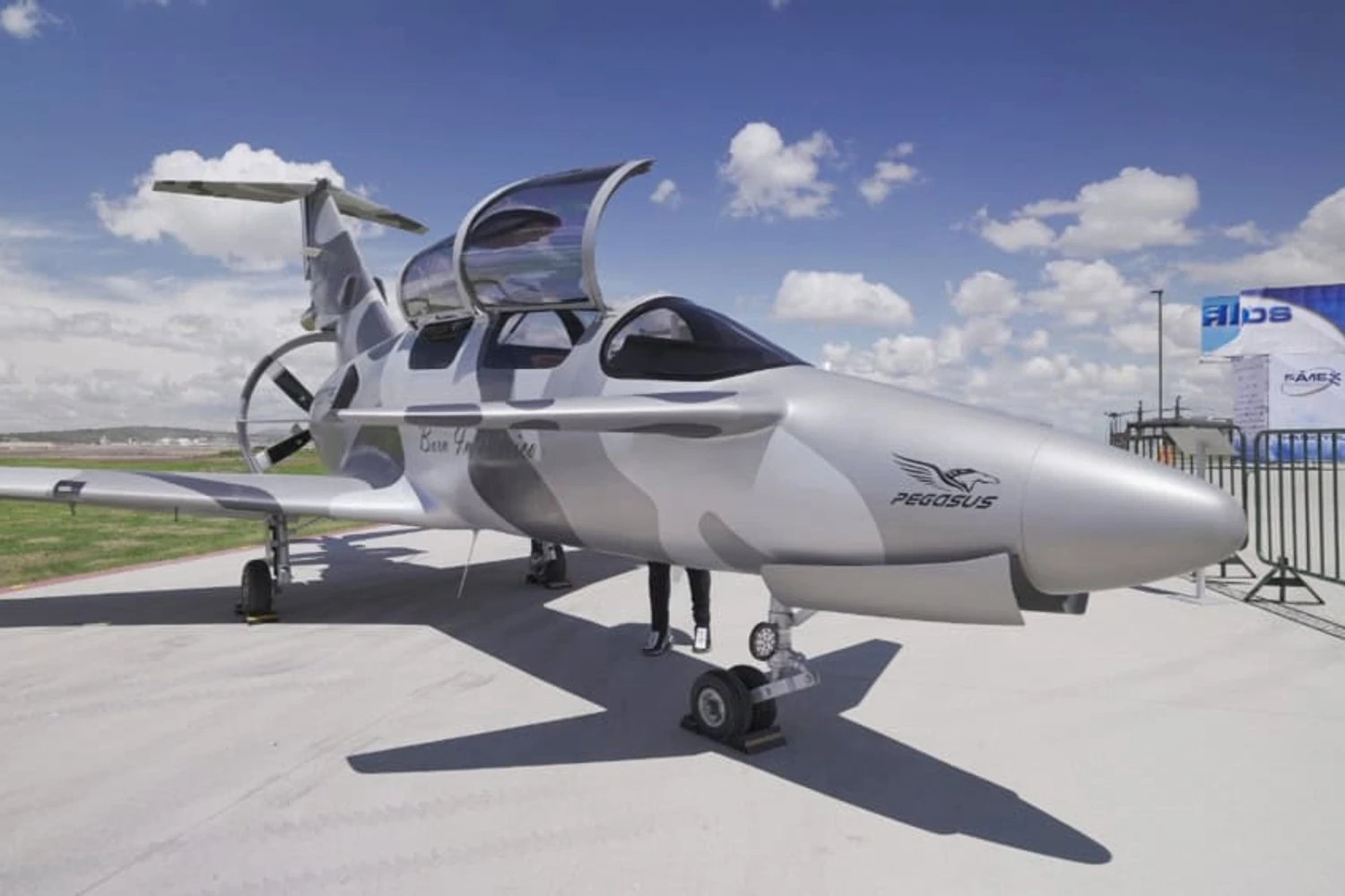 Esta aeronave que parece um caça é 100% mexicana
