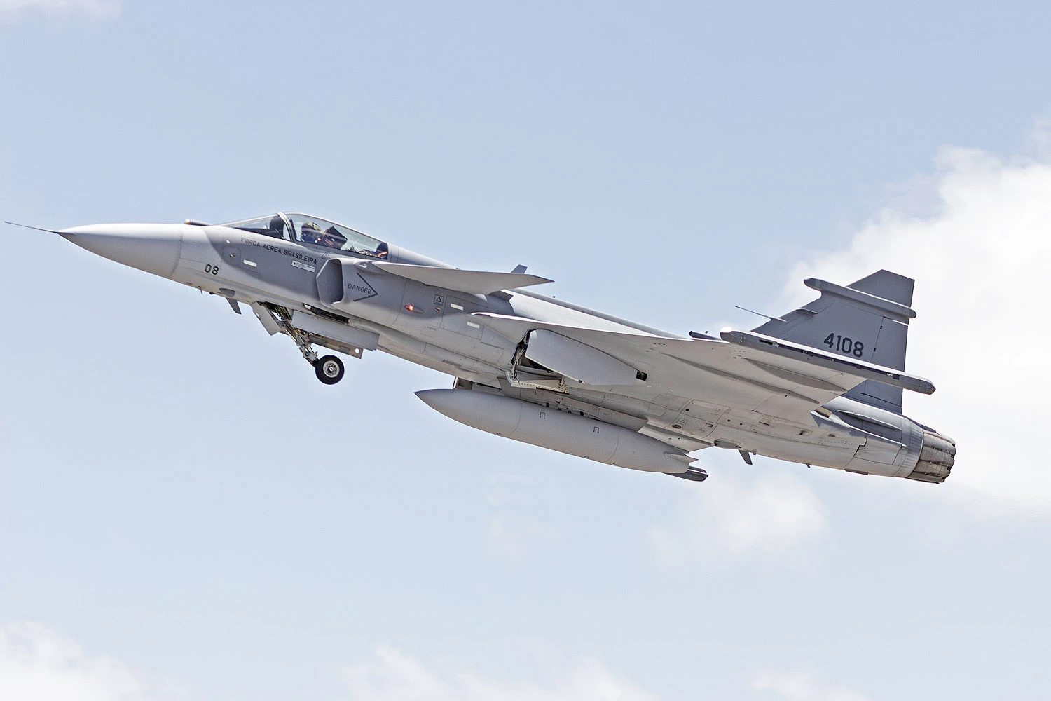 Navio com novo caça Saab Gripen para a FAB deve chegar a Santa Catarina na sexta-feira, 14
