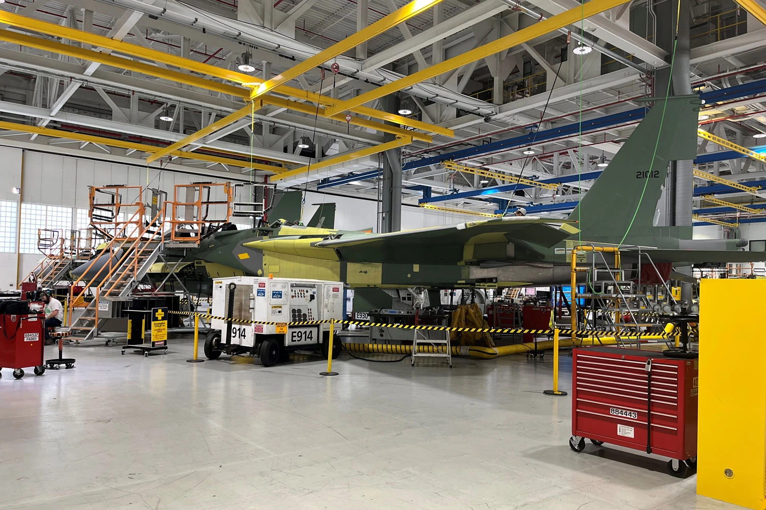 Um dos F-15EX em montagem final (Boeing)