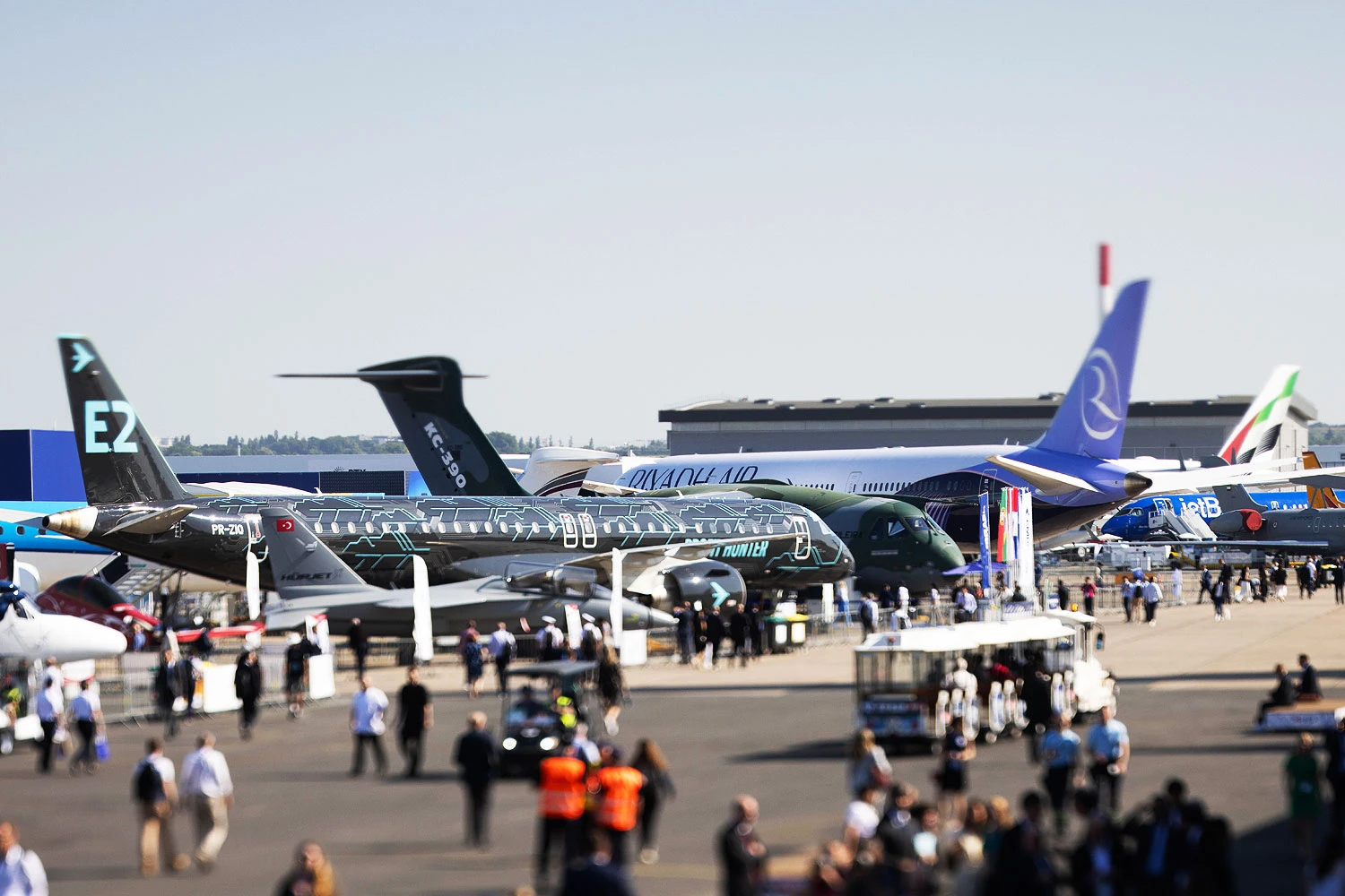 Aviões da Embraer e ao fundo um 787 da Riyadh Air e um A350 da Emirates (ParisAirShow.tv)