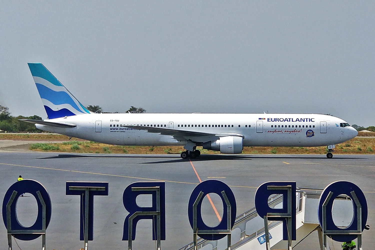 Boeing 767-300 CS-TSU, da EuroAtlantic, usado pela Azul (Jcornelius)