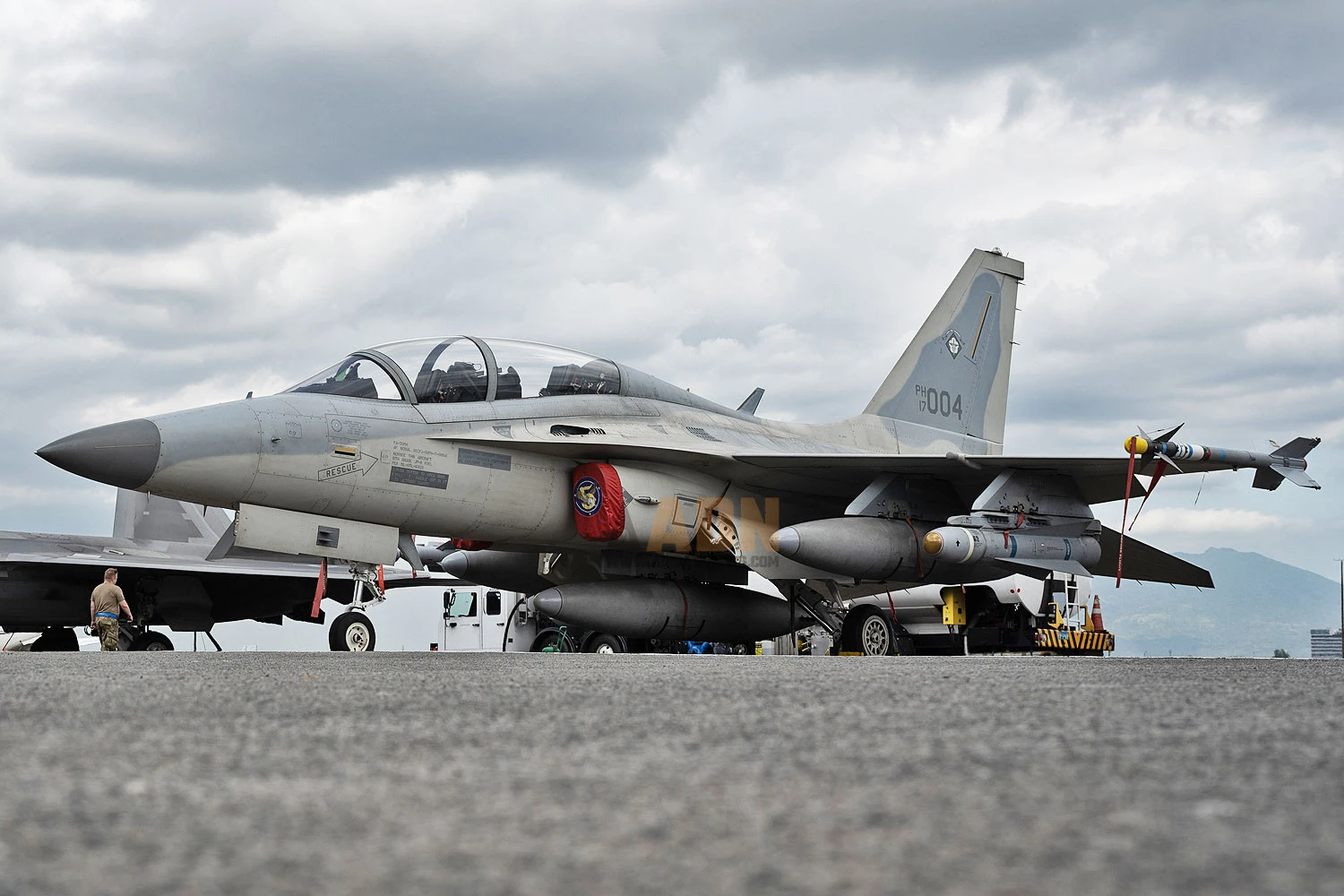 Filipinas fecha pedido adicional de 12 caças KAI FA-50