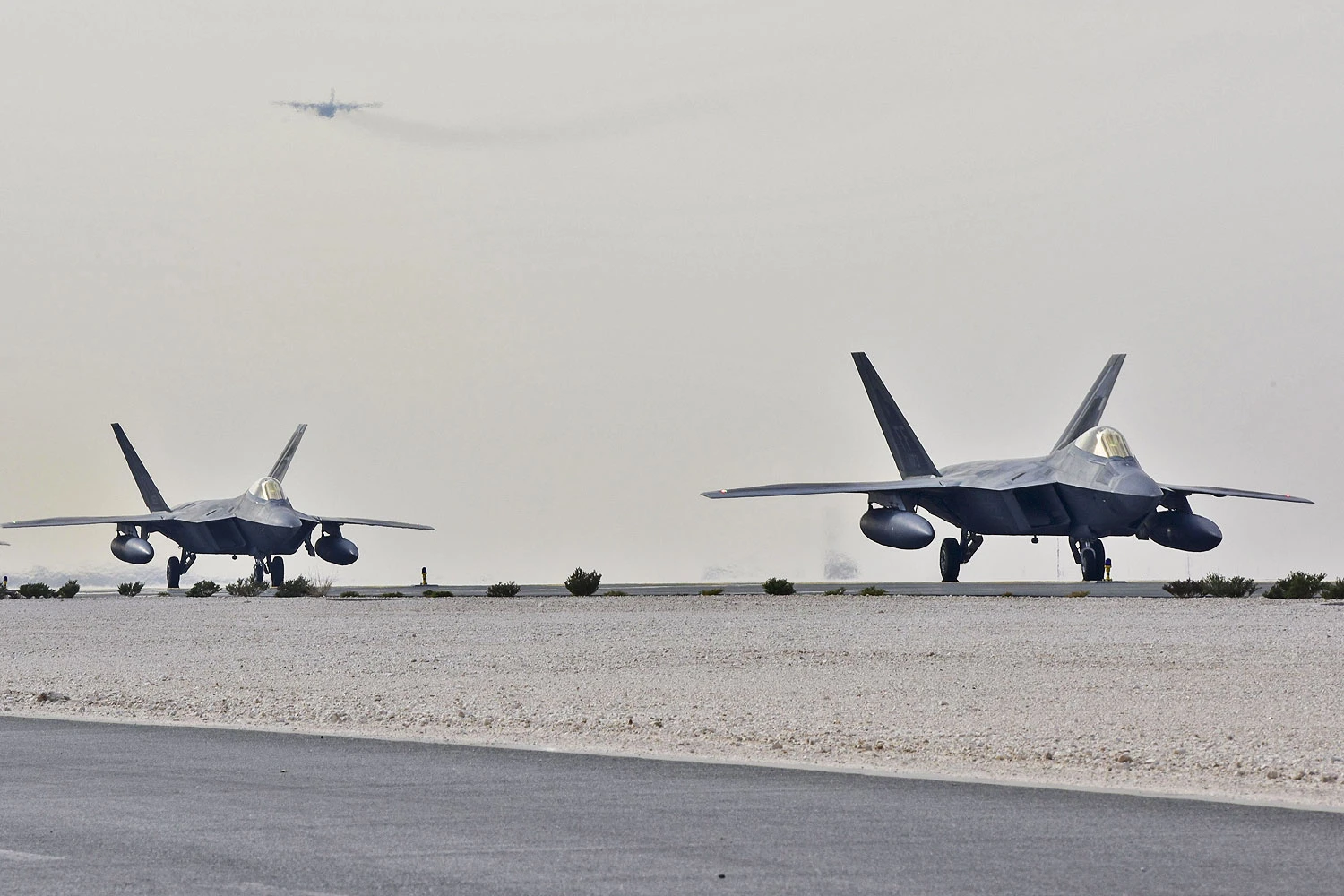 Ca&ccedil;as F-22 na base a&eacute;rea dos EUA no Catar (USAF)