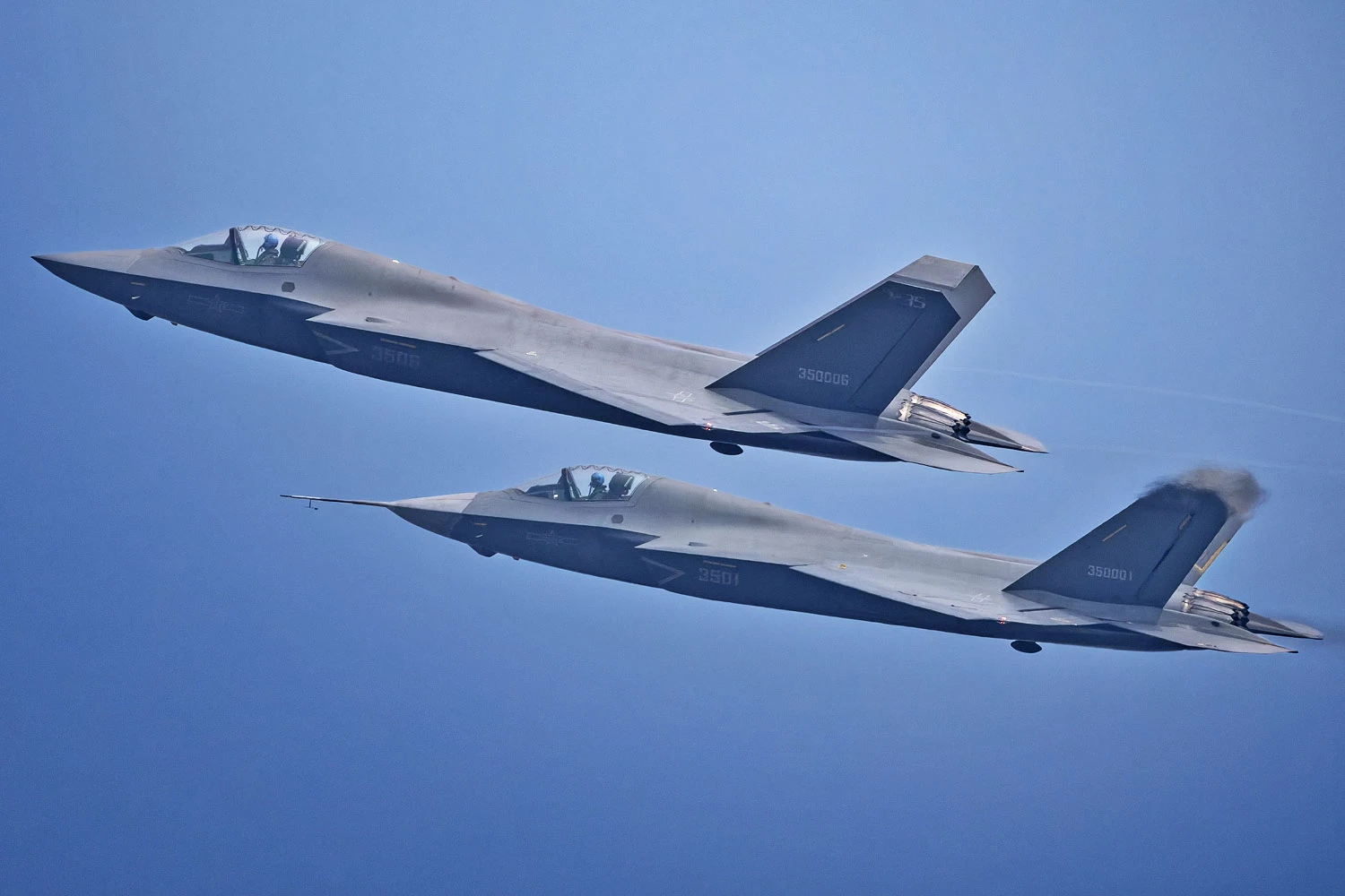 Novos caças invisíveis chineses J-35 surgem em voo conjunto