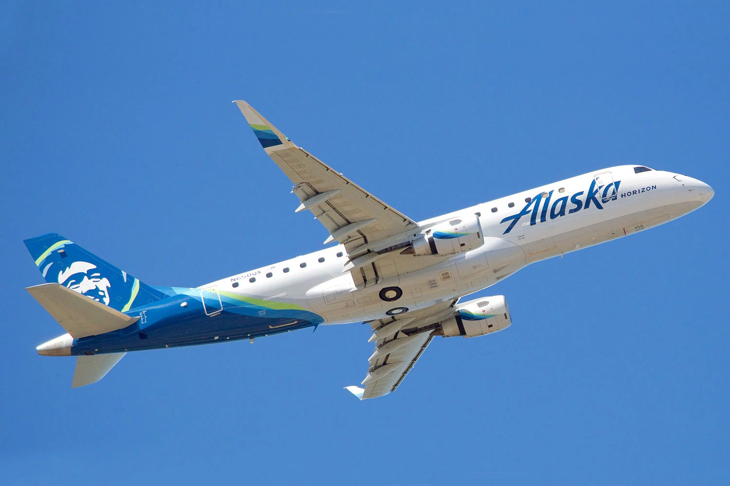 Embraer enfrenta atrasos na produção do E175 devido à escassez de motores CF34